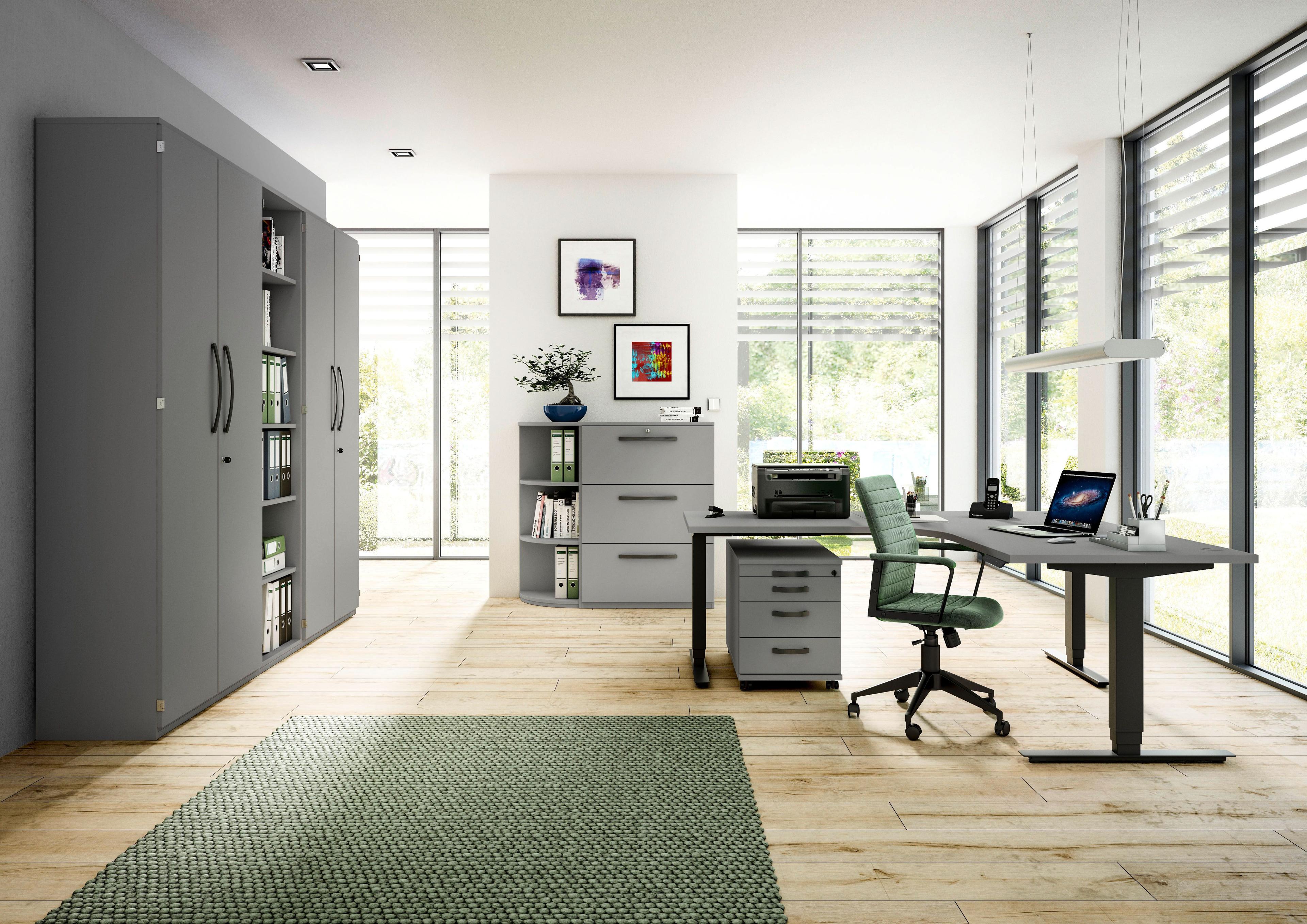 Offener Arbeitsbereich mit modernem Technik-Schreibtisch, schwarzen Kufen und heller Holzoden.