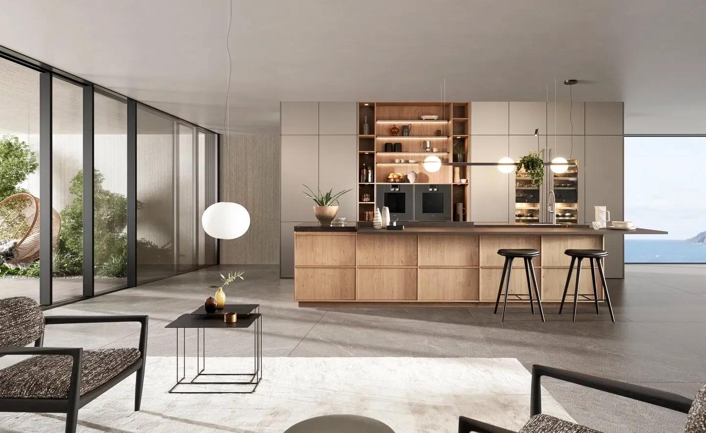 Luxuriöse Kücheninsel in Holzoptik mit dunkler Arbeitsplatte, offenen beleuchteten Regalen und schwarzen Barhockern in einem modernen Wohnraum mit bodentiefen Fenstern.