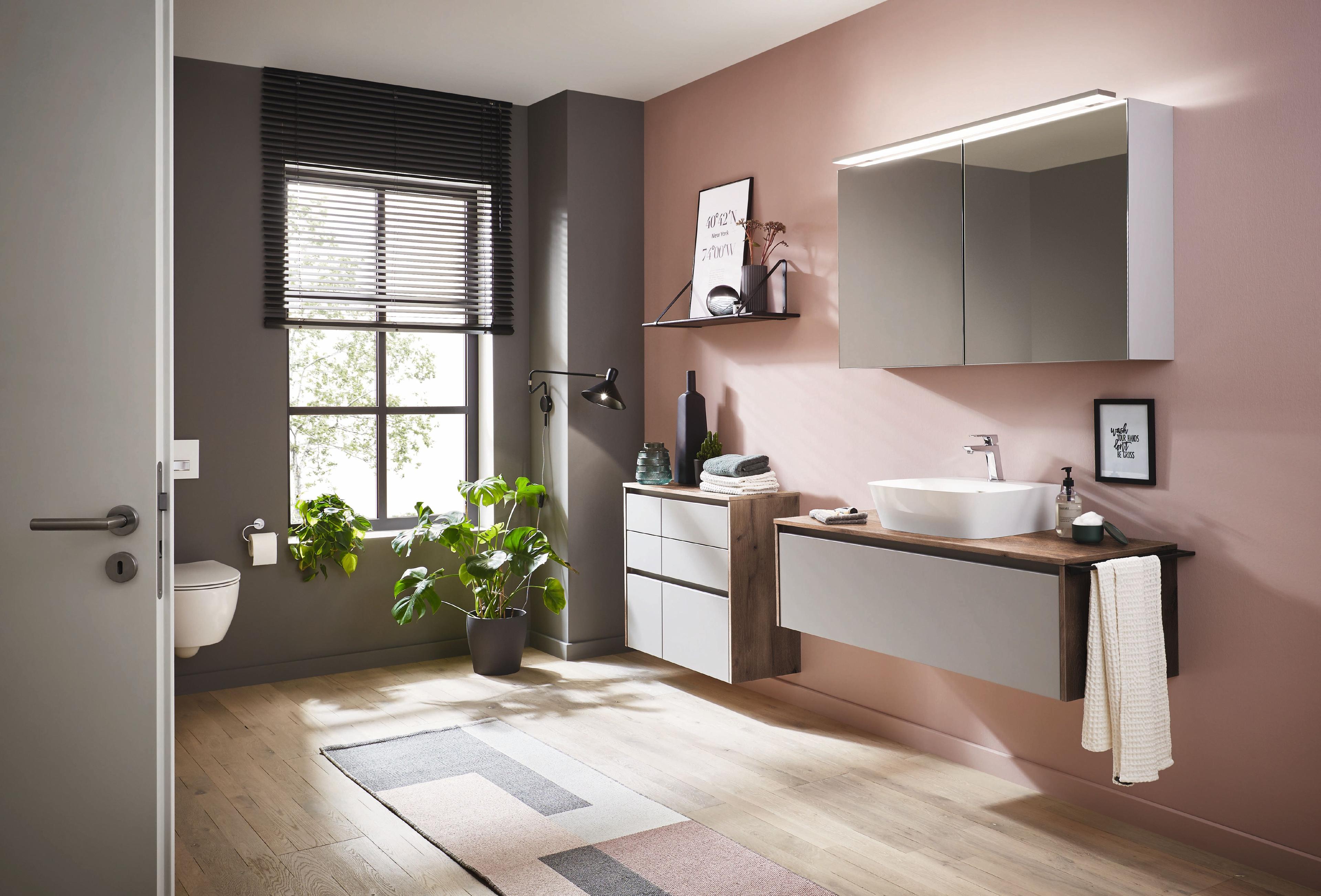 Kompaktes Badmöbel-Set in warmem Holzton mit großzügigem Spiegel.