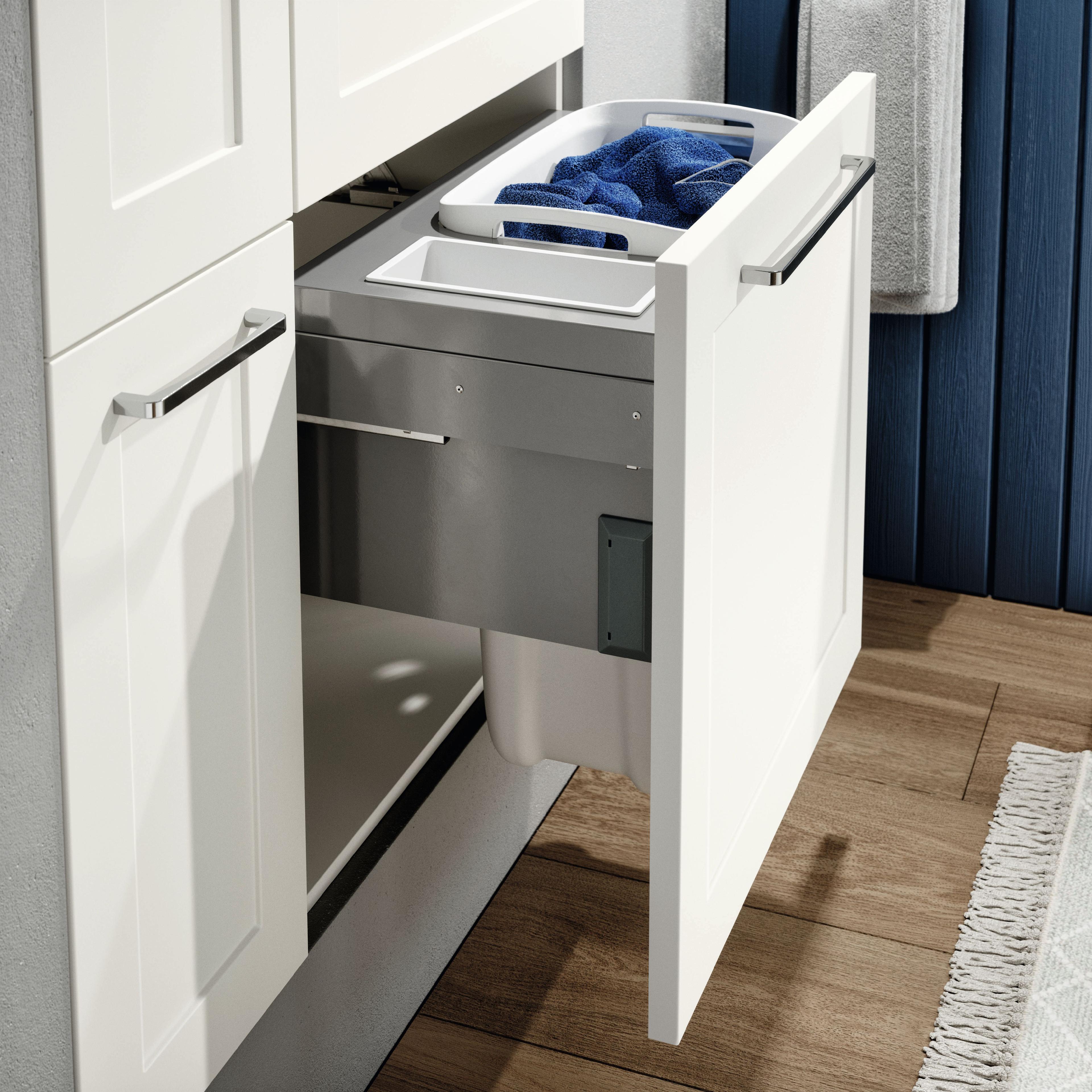 Ausziehbarer Wäschebehälter in einem weißen Unterschrank mit klaren Linien und Holzfußboden.