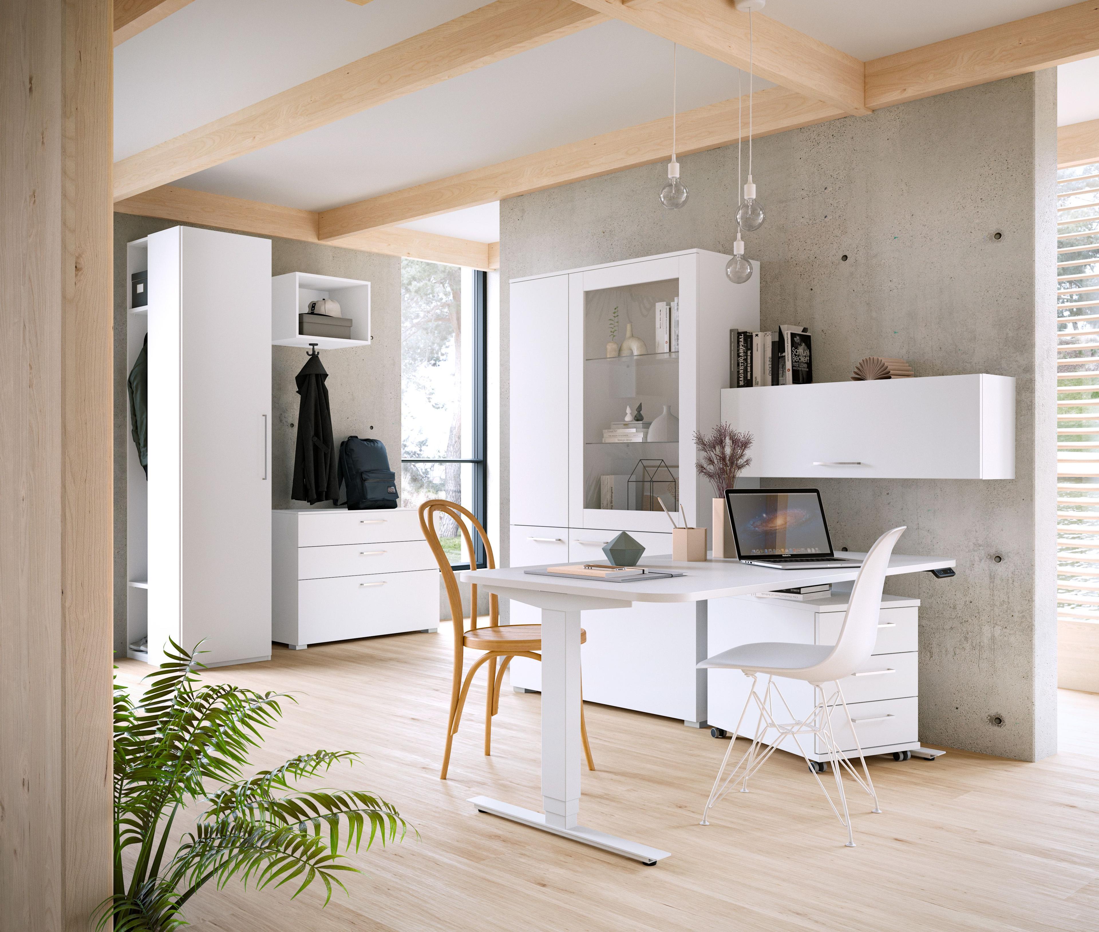 Modernes Home-Office mit höhenverstellbarem Schreibtisch und weißen Stauraummöbeln in heller Holz- und Betonoptik.