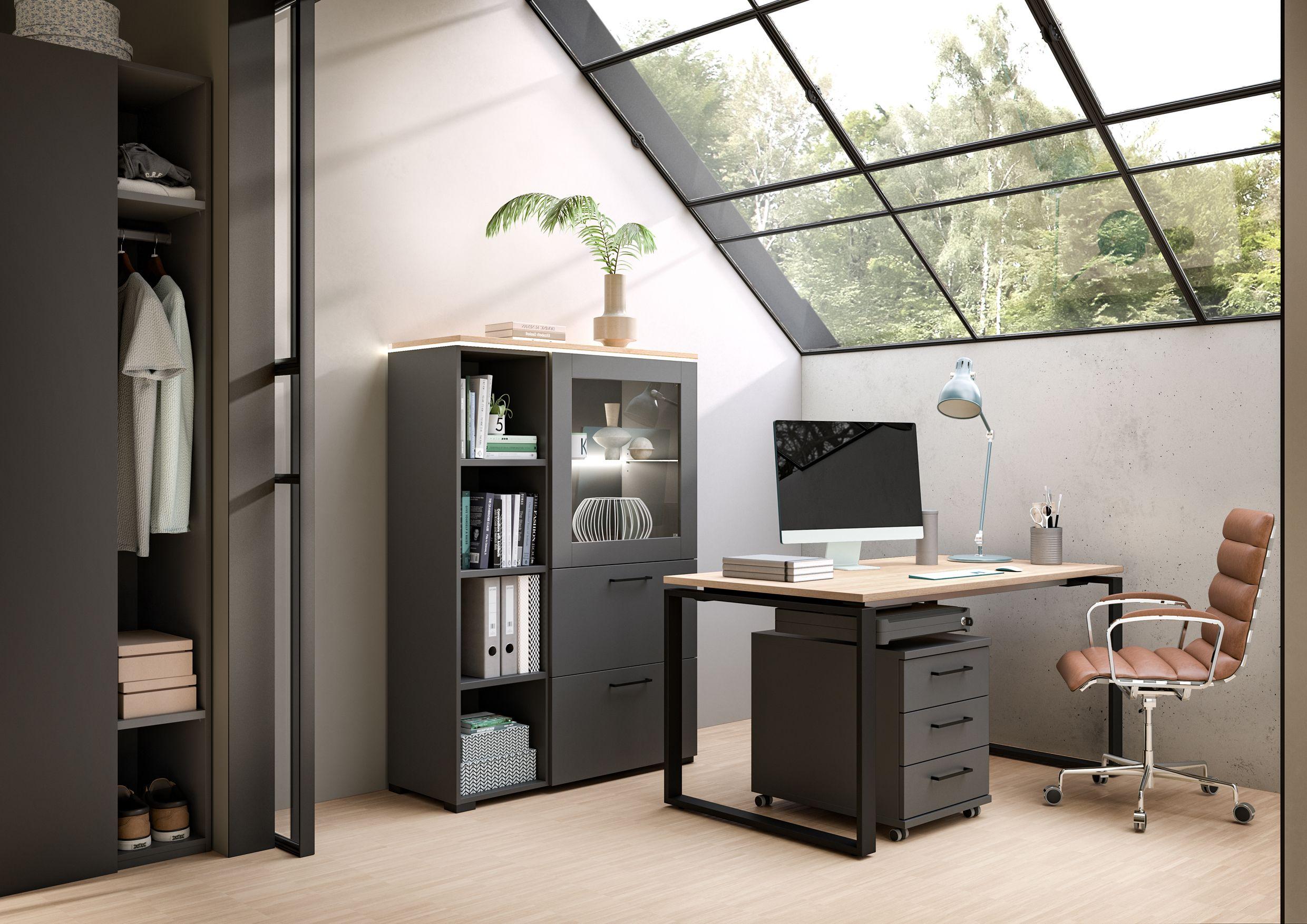 Modernes Arbeitszimmer unter dem Dach mit Glasfront, Holz-Schreibtisch, Design-Bürostuhl und Regalsystem in Graphit.