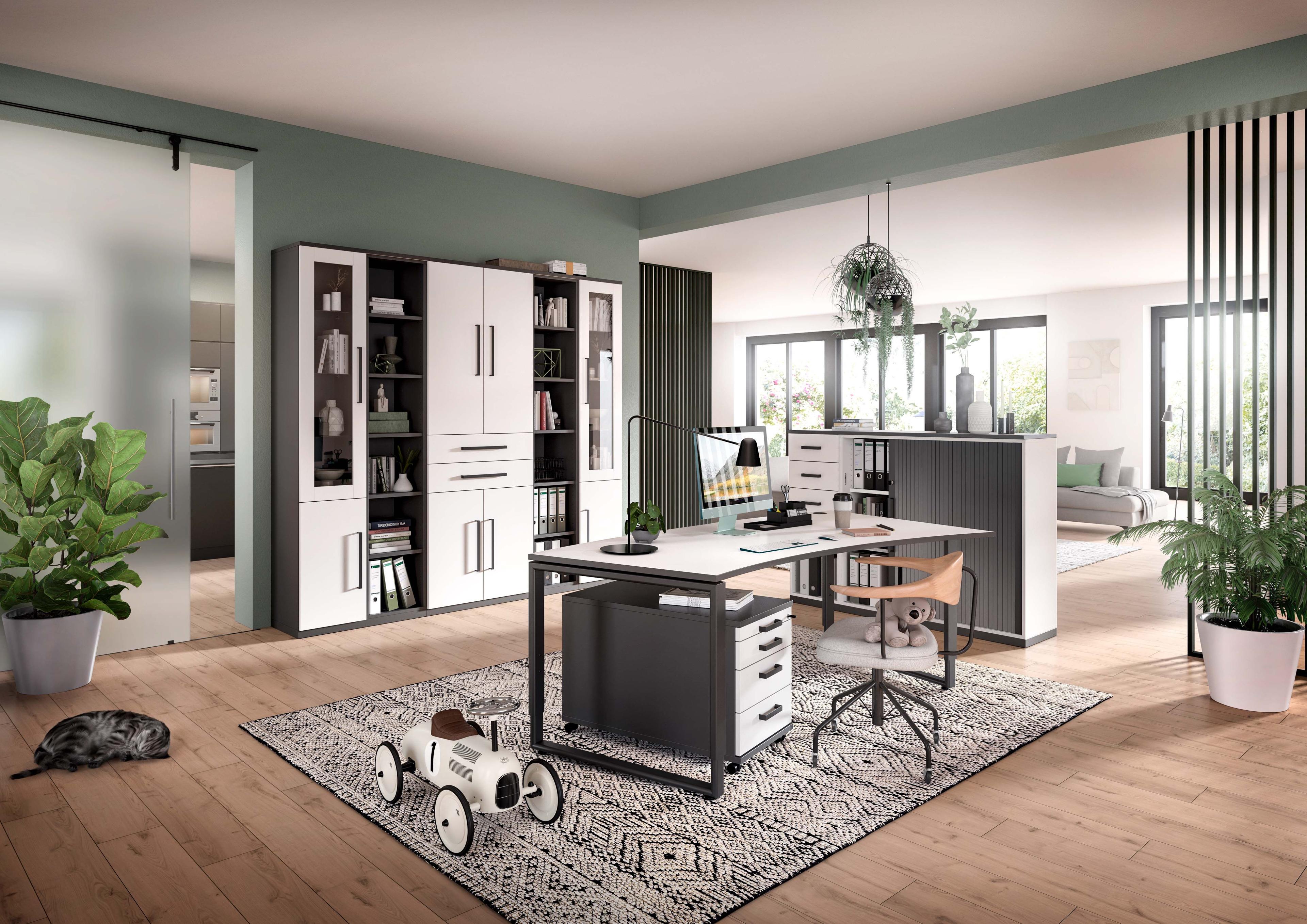 Stilvoll eingerichtetes Home-Office in Weiß-Anthrazit mit Regalsystem, Kinderspielzeug und viel Tageslicht.