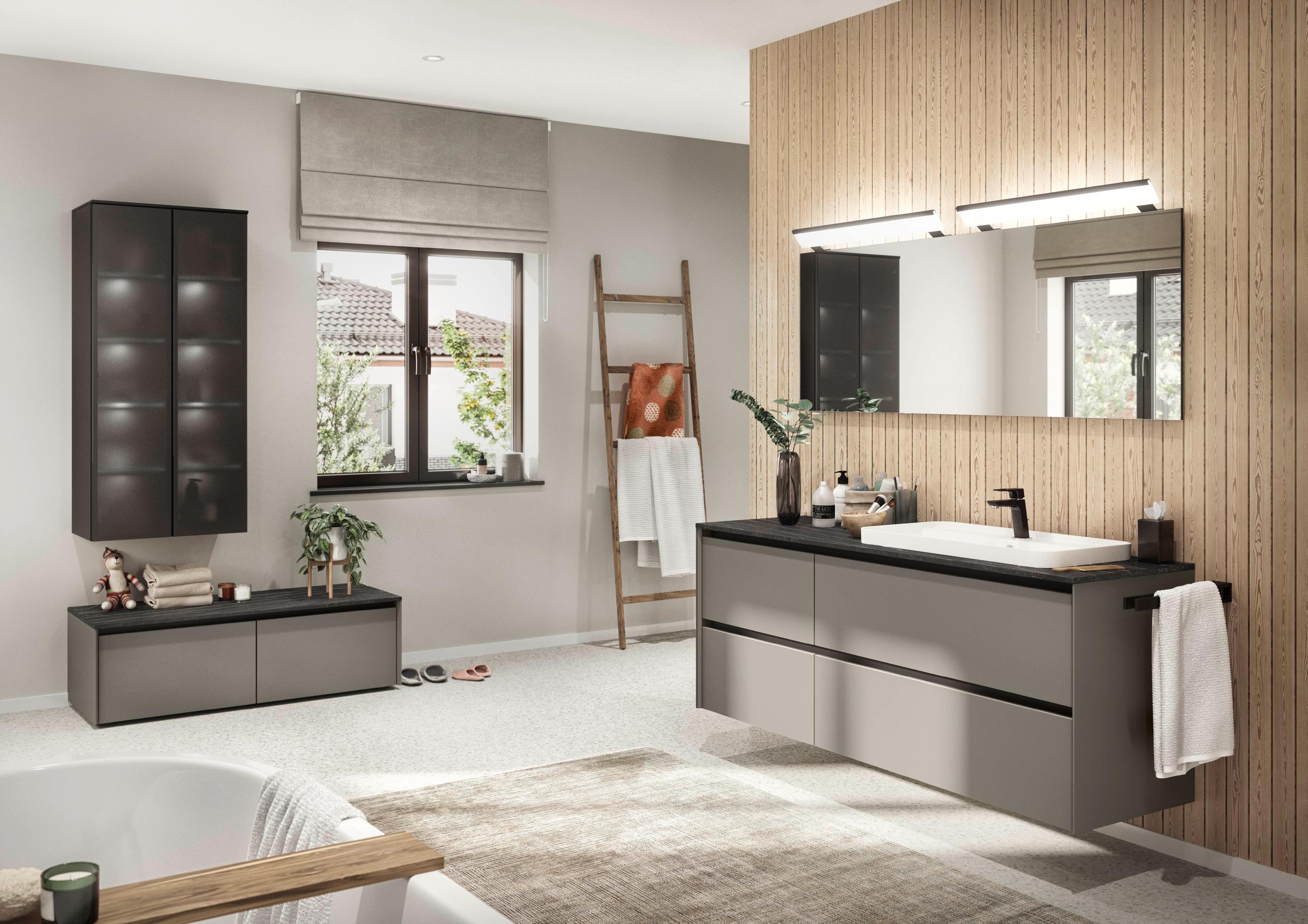 Modernes Badezimmer mit eleganten Badmöbeln in Grau und Schwarz, wandhängendem Waschtisch, großem Spiegel und Holzvertäfelung.