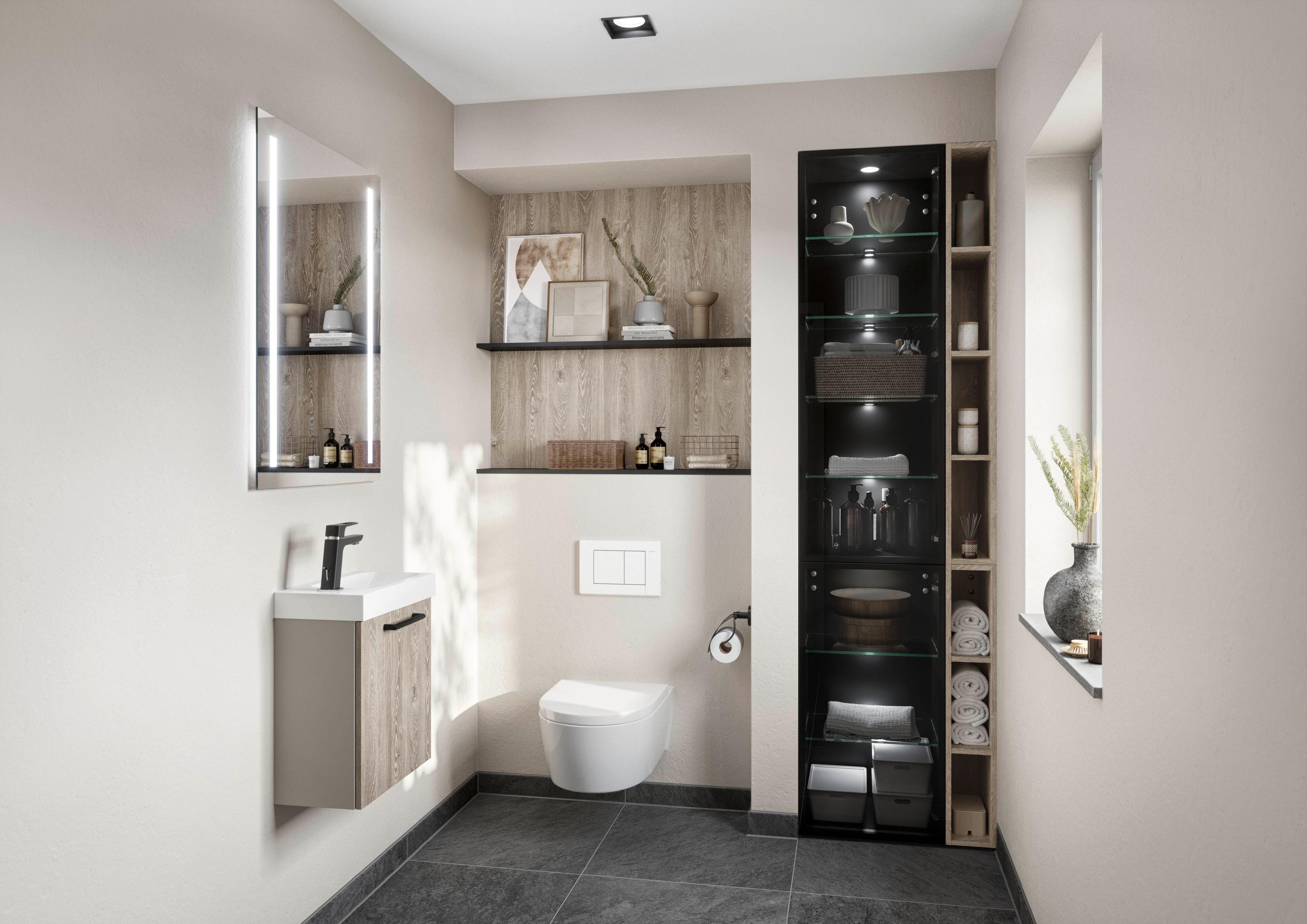 Modernes Gäste-WC mit schmalem Waschtisch, offenem Regal mit Glasbeleuchtung und stilvoller Wandverkleidung in Holzoptik für elegante Ordnung.