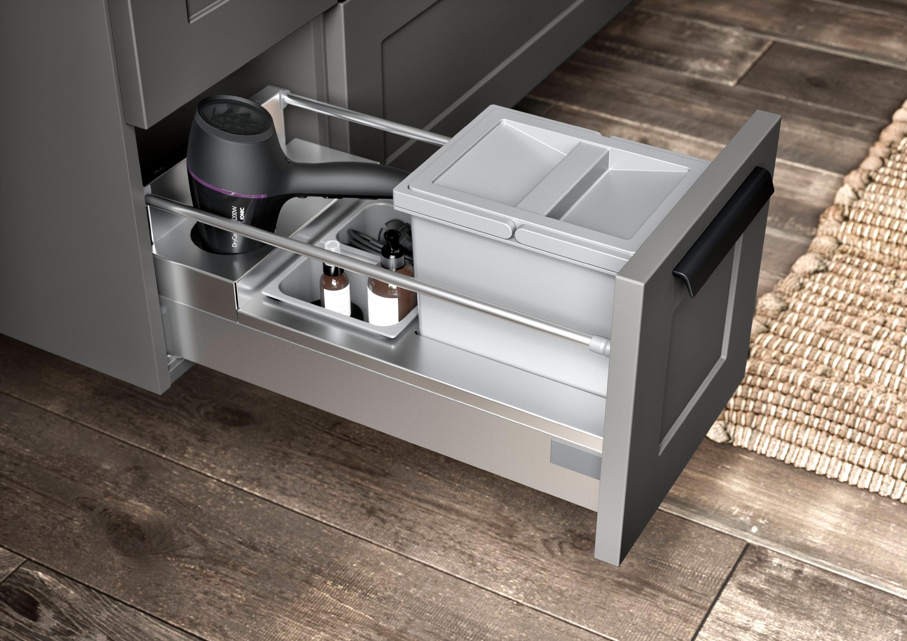 Clevere Schubladenlösung mit integriertem Fönhalter und Fächern für Pflegeprodukte im Badezimmer-Unterschrank.