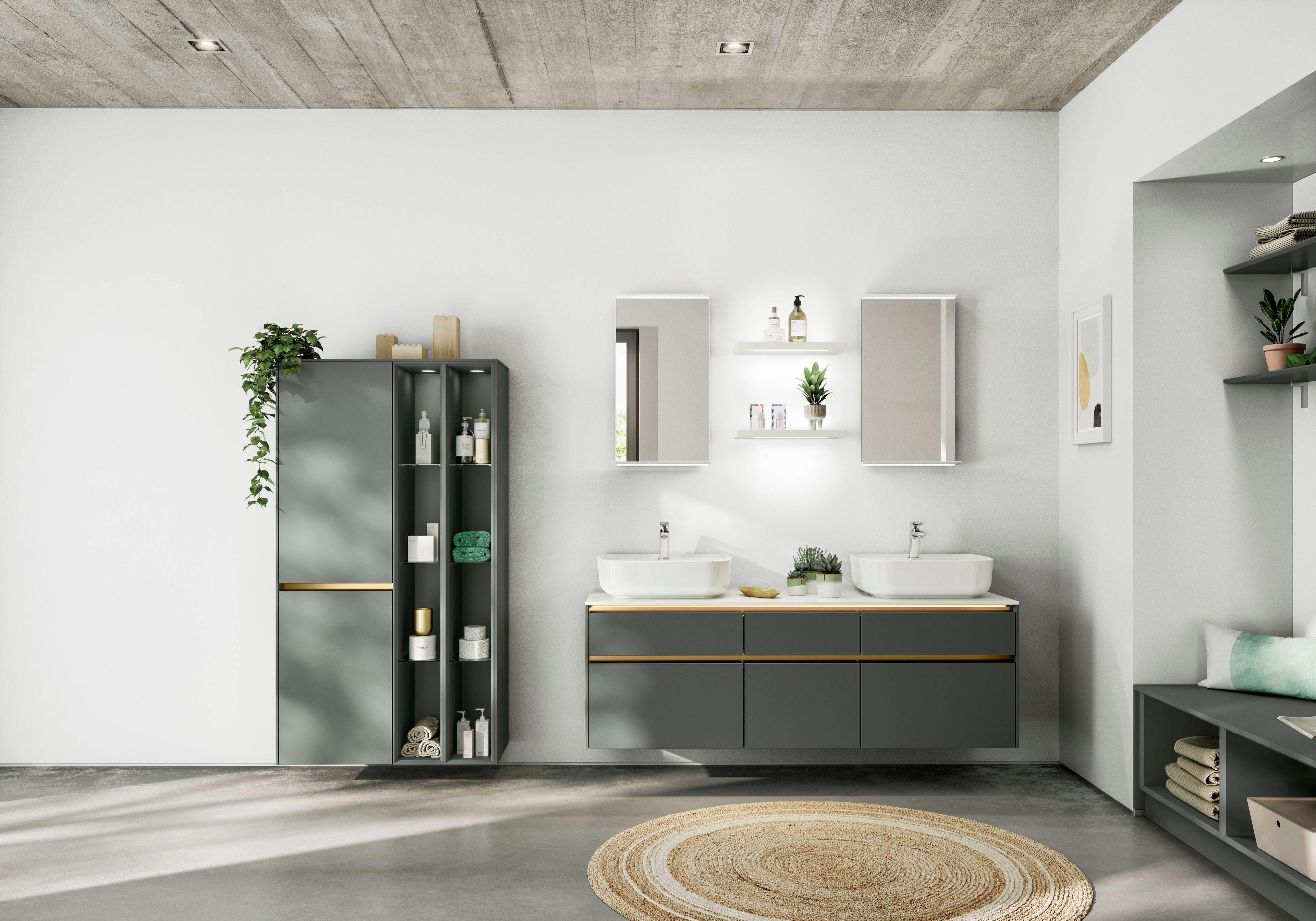 Badezimmer mit Doppelwaschtisch in Dunkelgrün und goldenen Griffleisten sowie offenen Regalen.