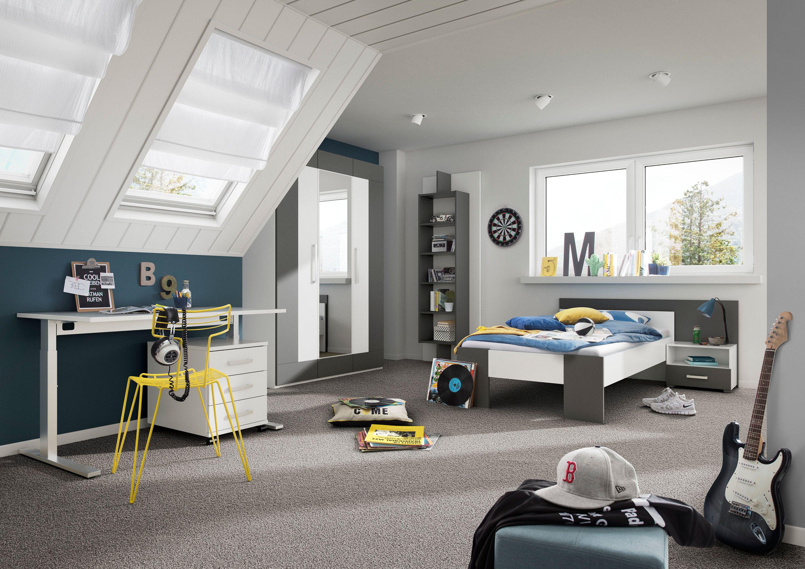 Modernes Jugendzimmer im Dachgeschoss mit grauem Bett, Schreibtisch, Kleiderschrank und Regal – akzentuiert mit gelben Farbtönen und sportlich-musikalischer Dekoration.