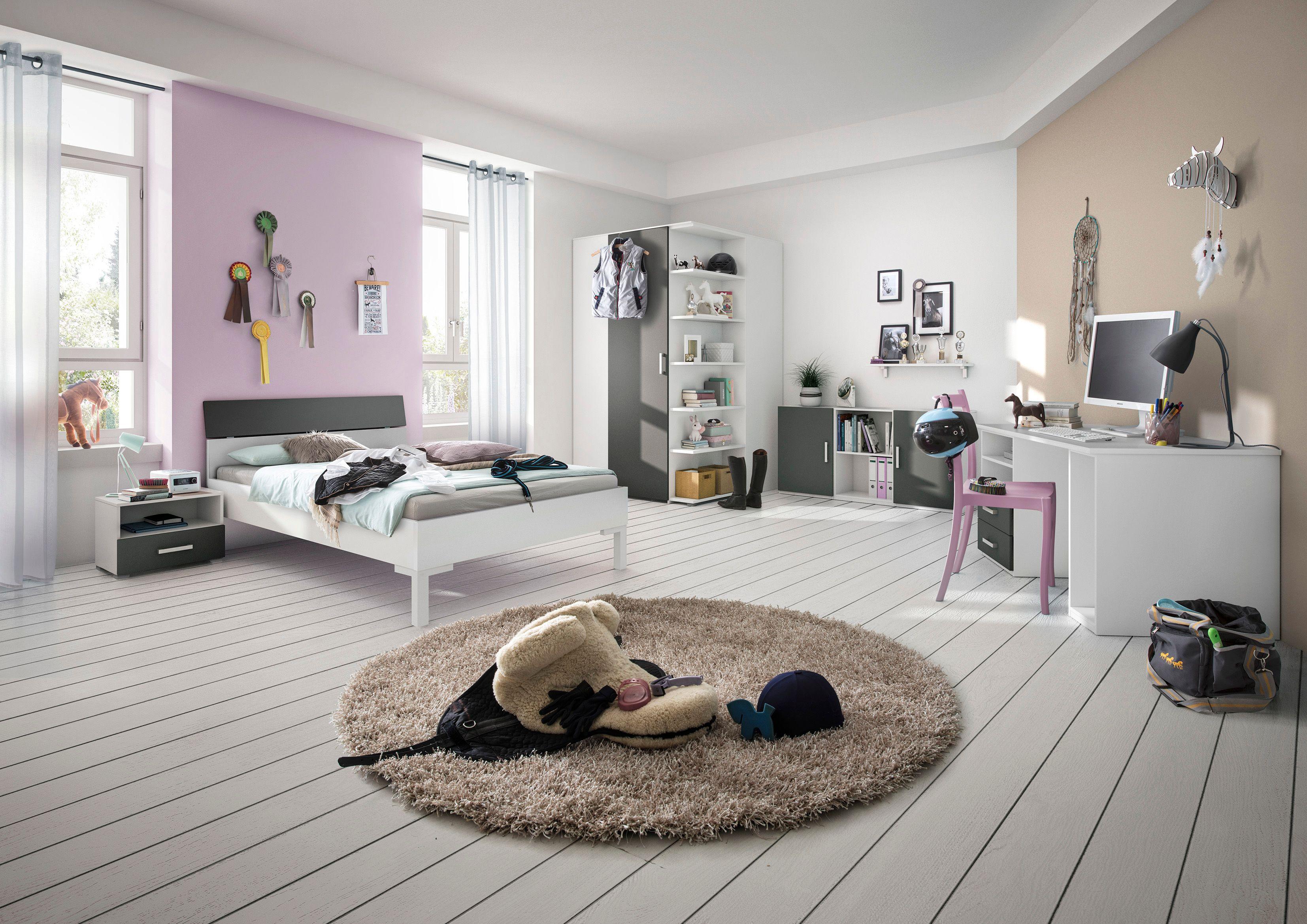 Geräumiges Jugendzimmer mit Bett, Schreibtisch, Kleiderschrank und Wandregalen – modern eingerichtet in Grau, Rosa und Weiß mit kreativen Deko-Akzenten.
