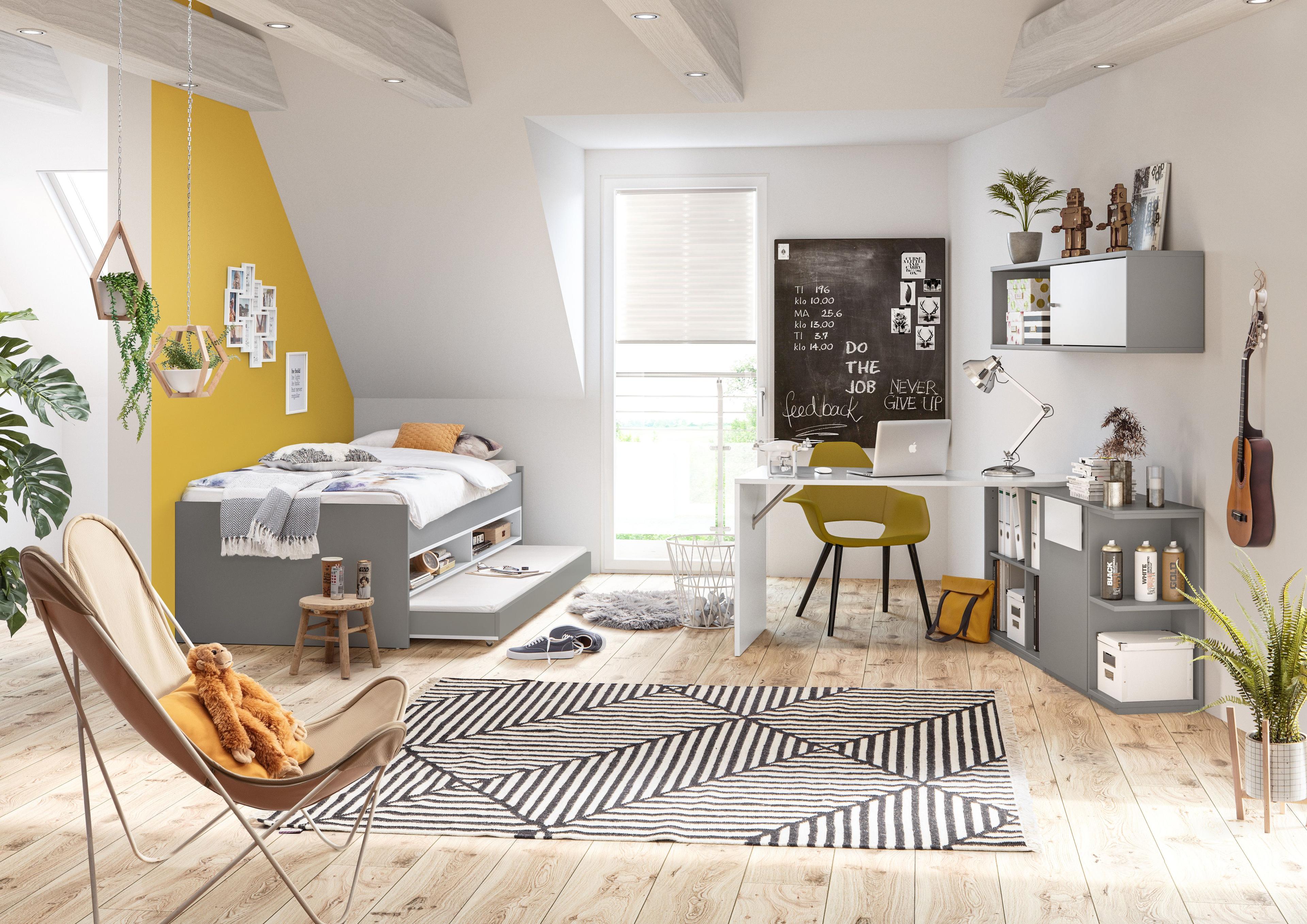 Stylisches Jugendzimmer unterm Dach mit Funktionsbett, großem Arbeitsplatz und viel Stauraum – kombiniert mit hellen Holztönen, Gelbakzenten und kreativer Wandgestaltung.