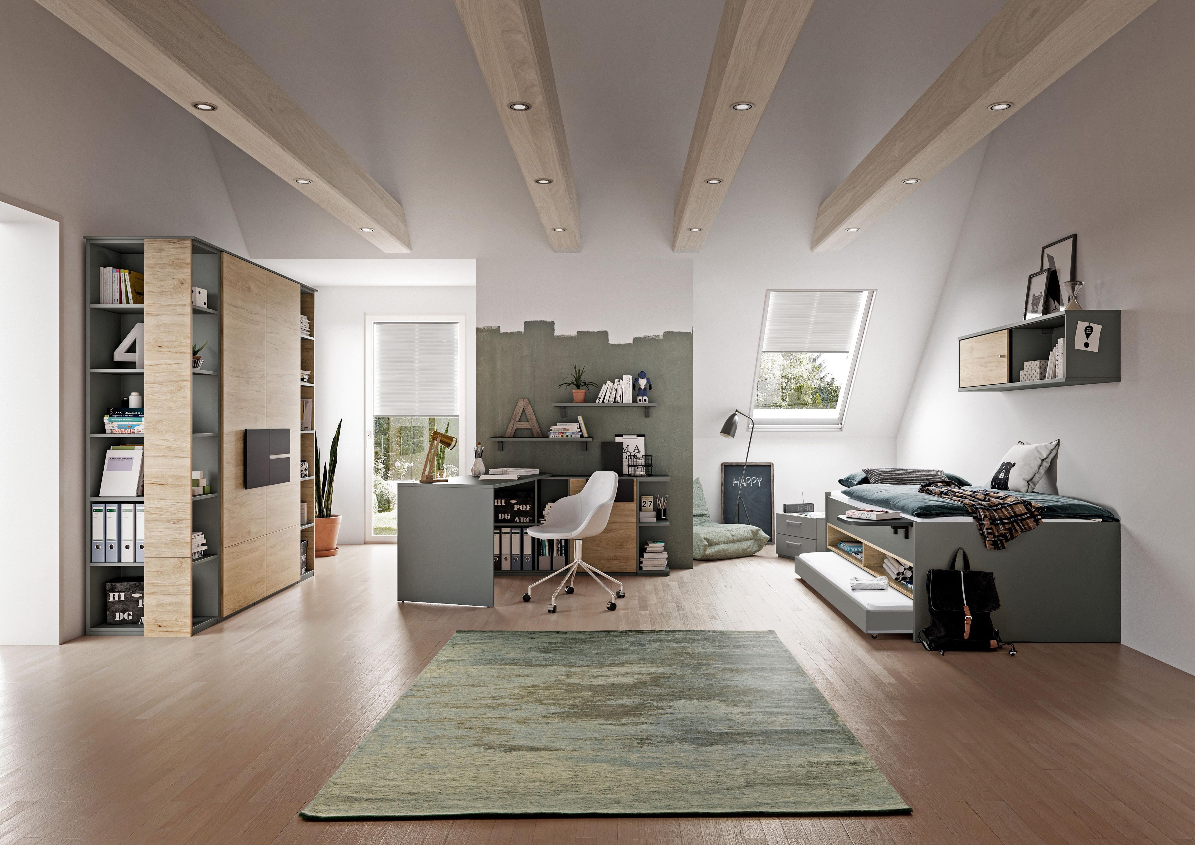 Modernes Jugendzimmer im Dachgeschoss mit Funktionsbett, großem Kleiderschrank, Schreibtisch und offenen Regalen – eingerichtet in Grau, Holzoptik und Grüntönen.