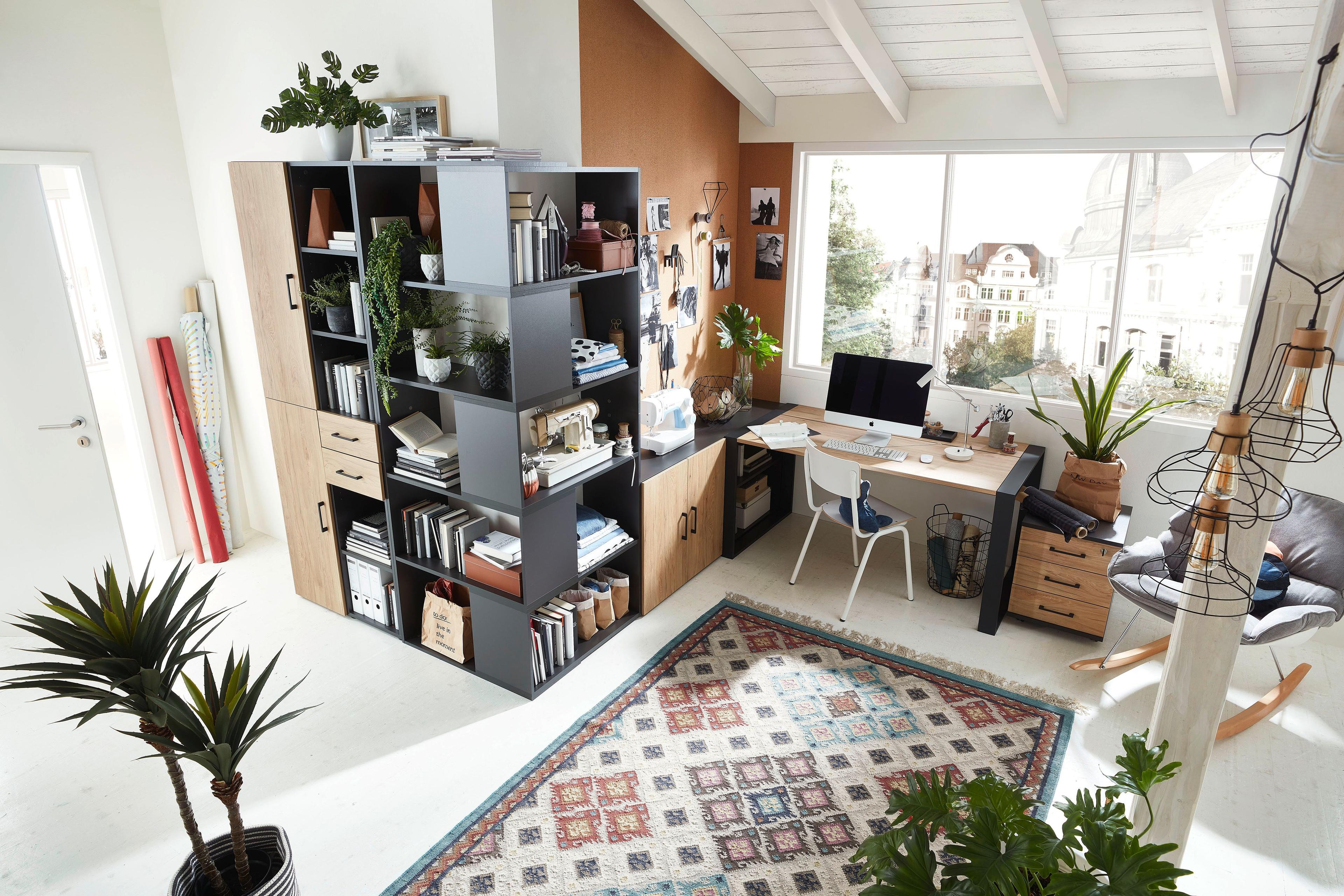 Modern eingerichtetes Home-Office mit großem Regal, Eckschreibtisch und viel Tageslicht durch ein großes Fenster – ideal für kreatives Arbeiten in wohnlicher Atmosphäre.
