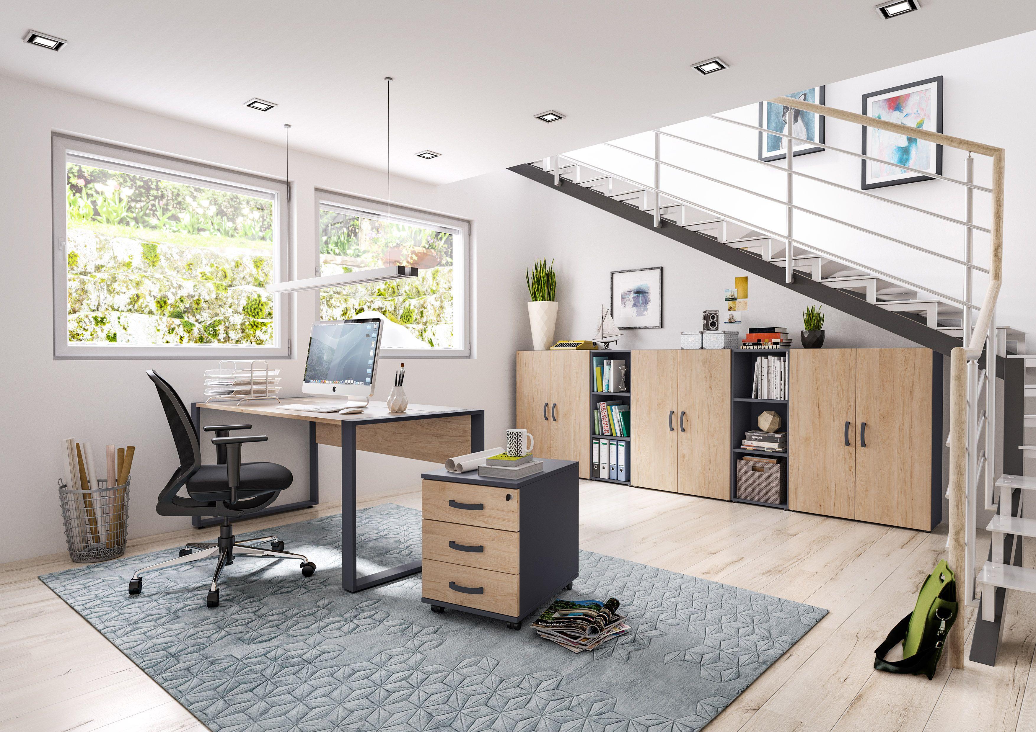 Modernes Homeoffice mit Holzdekor-Möbeln, Schreibtisch am Fenster, Rollcontainer und viel Stauraum unter der Treppe.