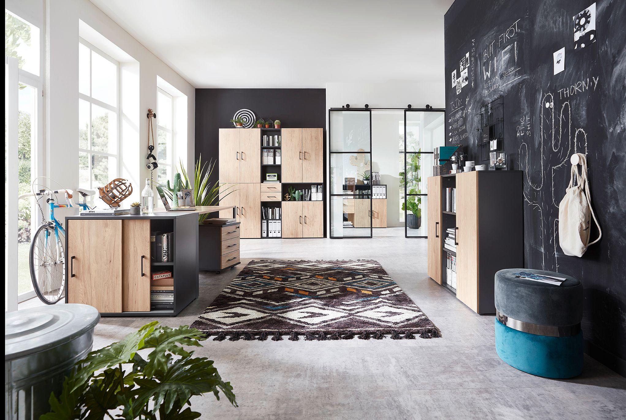 Modernes Home-Office mit Möbeln in Holz-Schwarz-Kombination, Glastüren, Chalkboard-Wand und kreativem Einrichtungsstil.