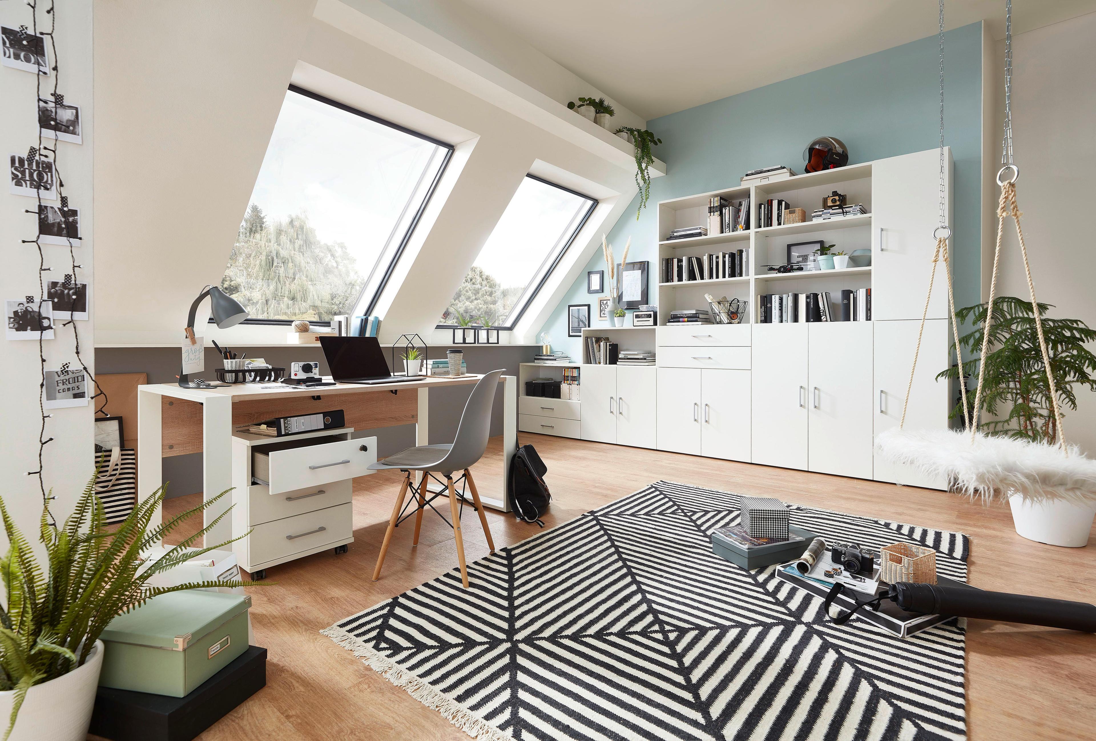 Modernes Dachgeschoss-Homeoffice mit weißem Stauraumregal, großem Schreibtisch, gemütlicher Schaukel, schrägen Fenstern und geometrischem Teppich.