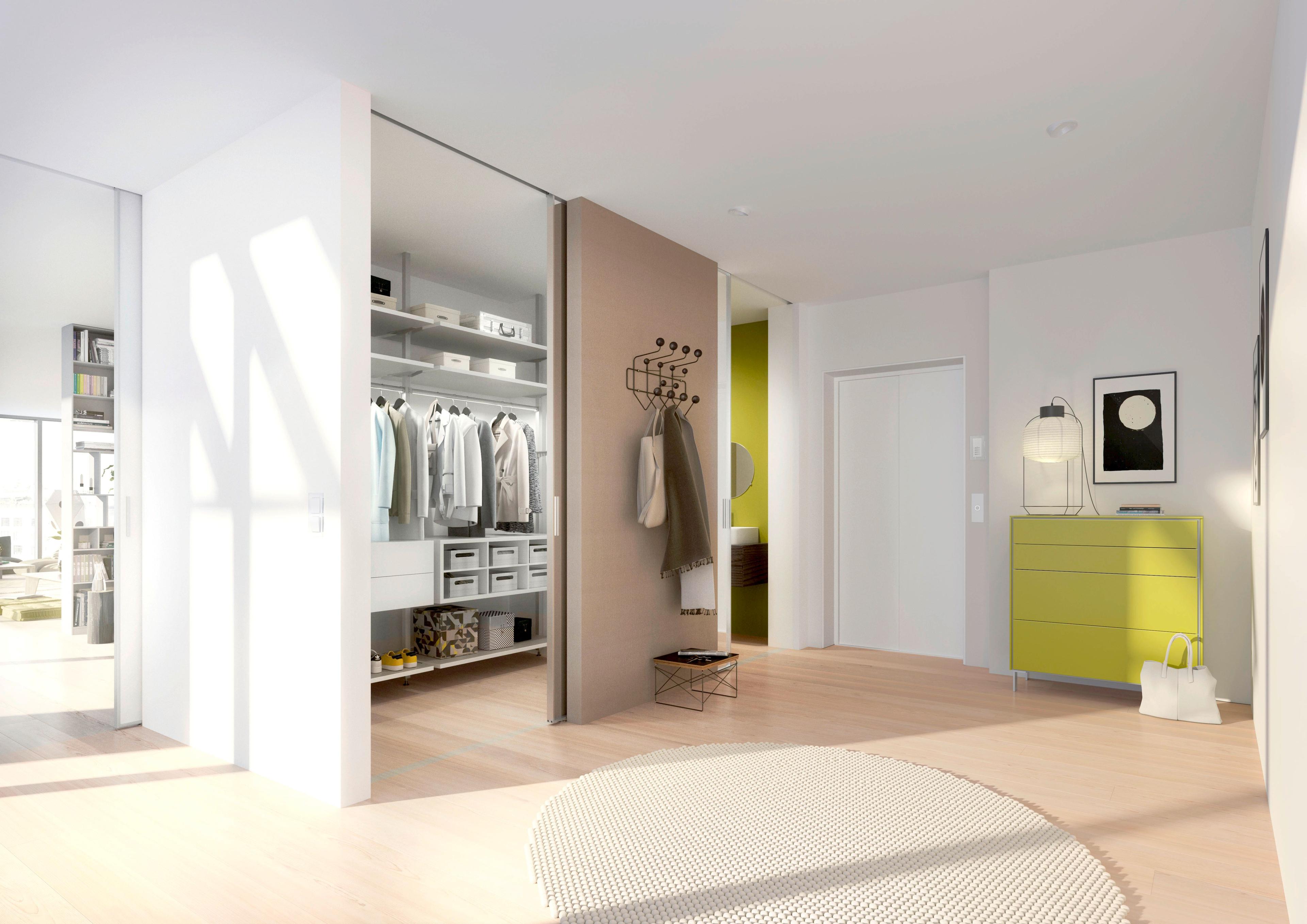Helles Ankleidezimmer mit offener Schranklösung und Schiebetüren, nahtlos integriert in einen modernen Wohnbereich mit freundlicher Farbgestaltung.