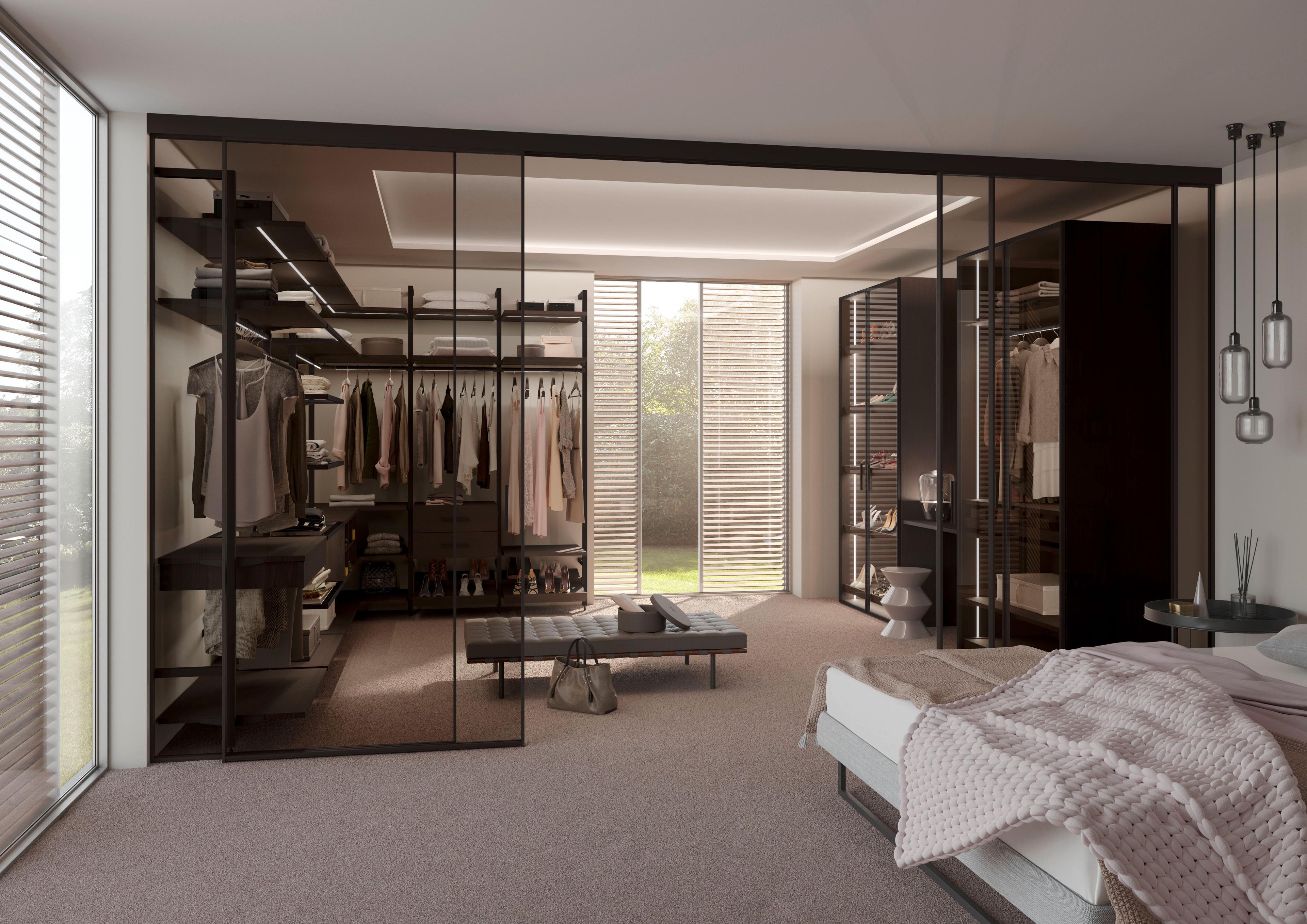 Offenes Ankleidezimmer mit Glas-Schiebetüren, modernem Regalsystem und direktem Zugang zum Tageslicht – nahtlos integriert in ein stilvolles Schlafzimmer.