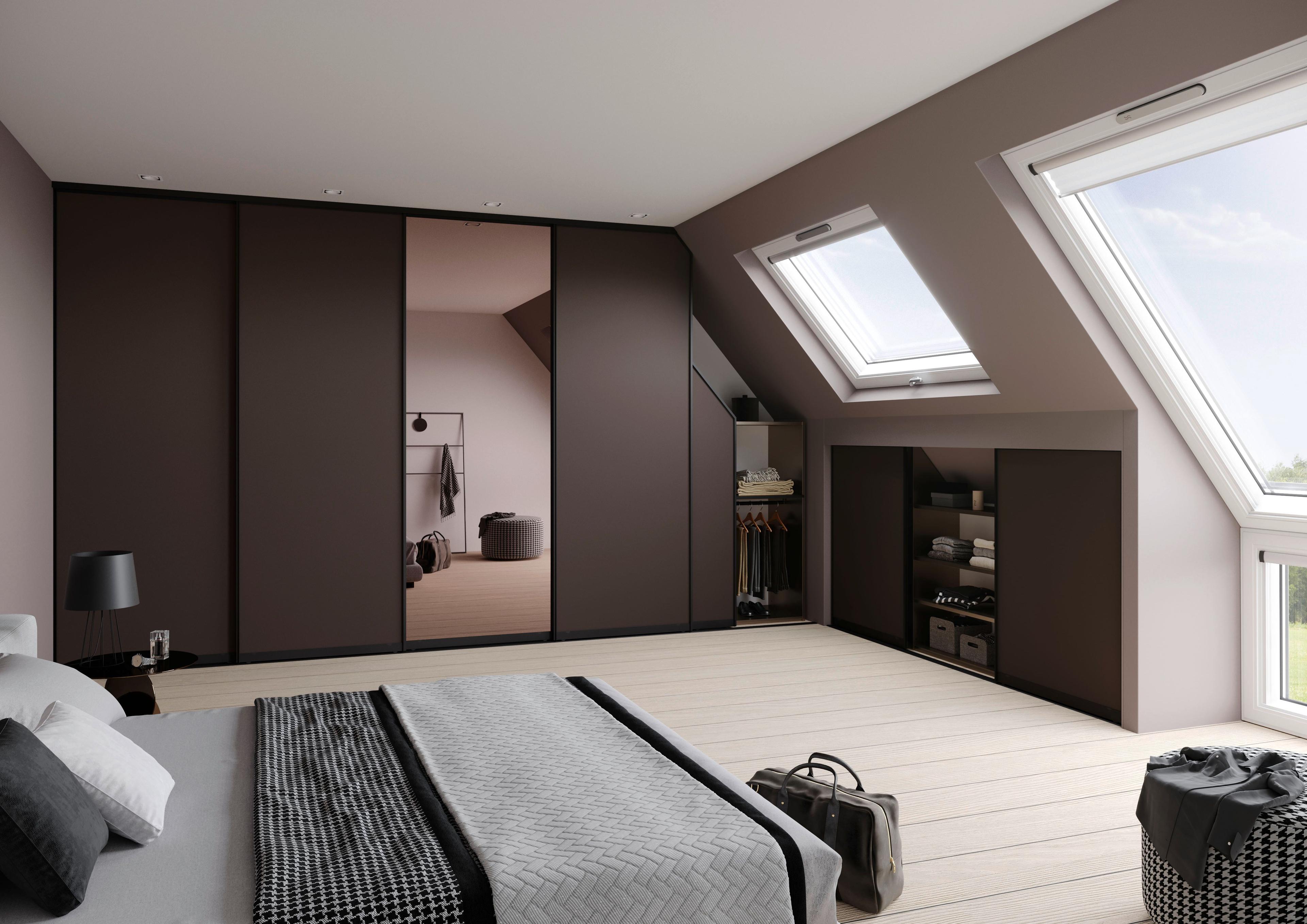 Dachschrägen optimal genutzt – modernes Schlafzimmer mit deckenhohem Einbauschrank und integriertem Ankleidebereich in elegantem Braun.