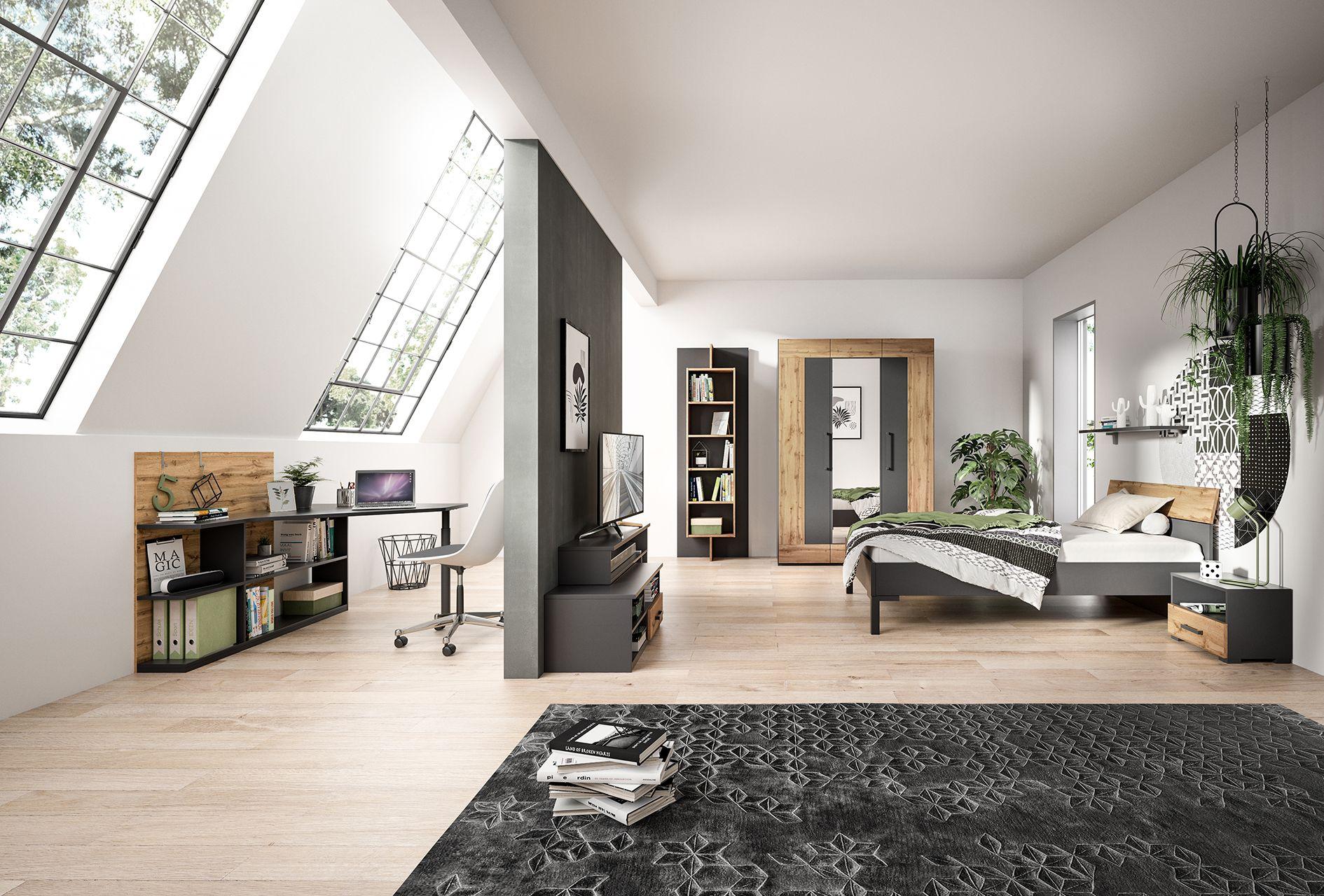 Stylisches Jugendzimmer unterm Dach mit modernem Arbeitsplatz, Bett in Holz- und Grautönen, Kleiderschrank und viel natürlichem Licht durch große Fensterflächen.