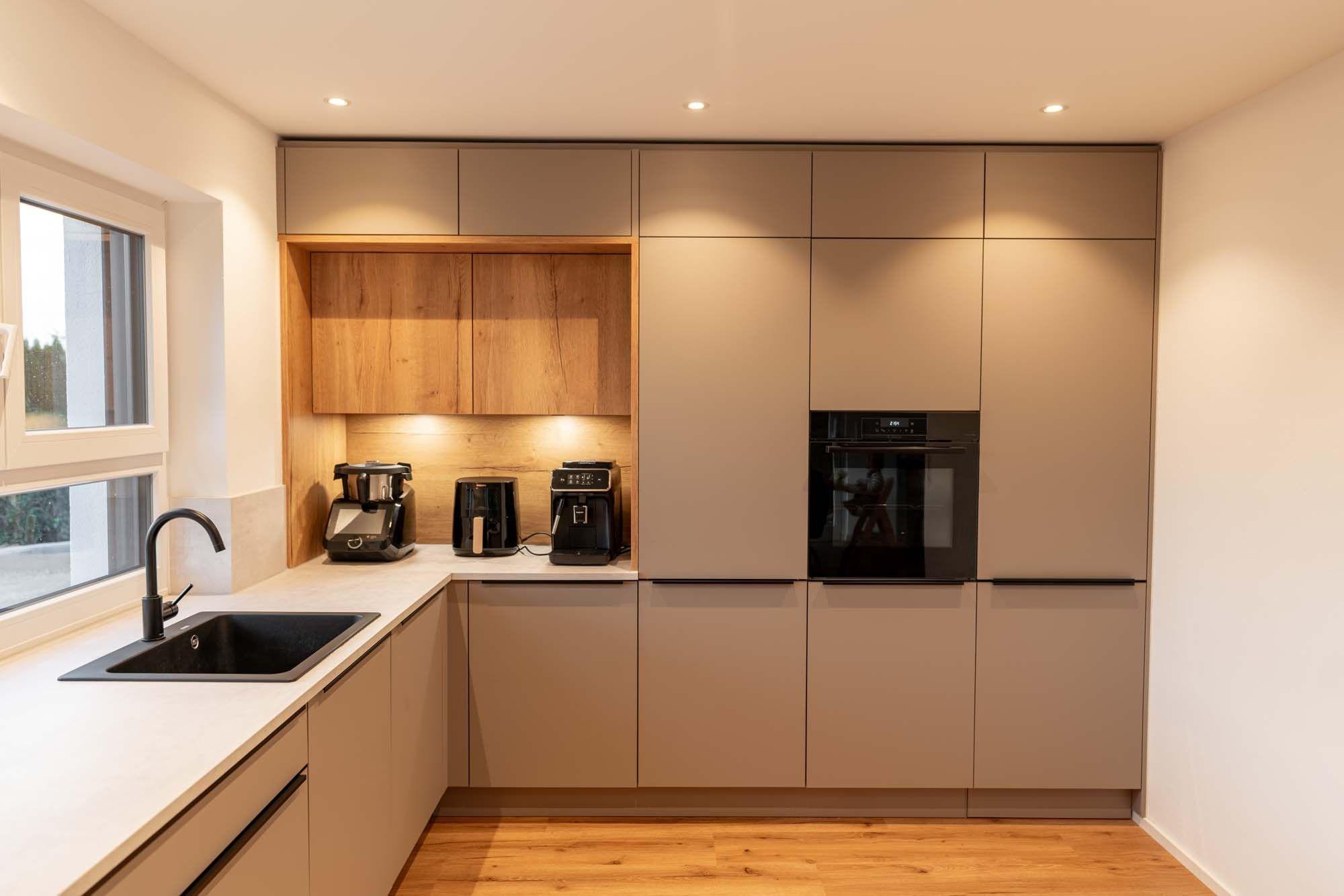 Moderne Küche mit Holzakzenten & Wohnbereich