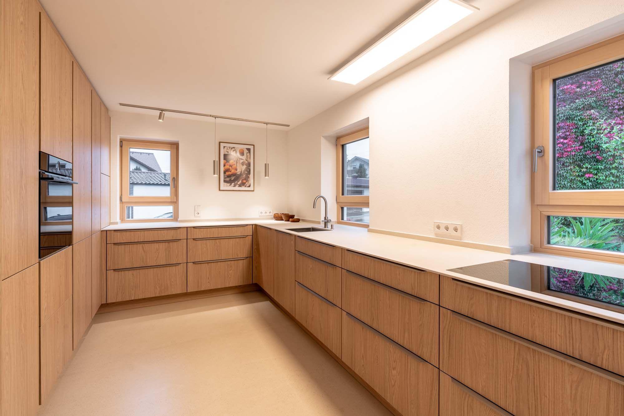 Zeitlose Holzküche mit klarer Linie