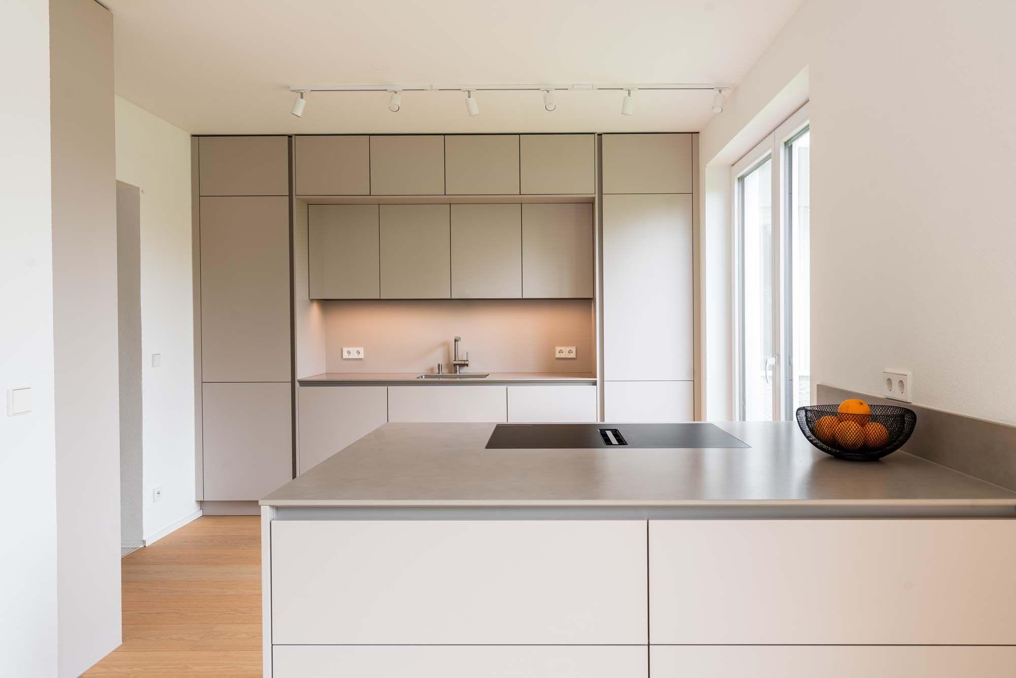 Puristische Küche in hellen Grautönen