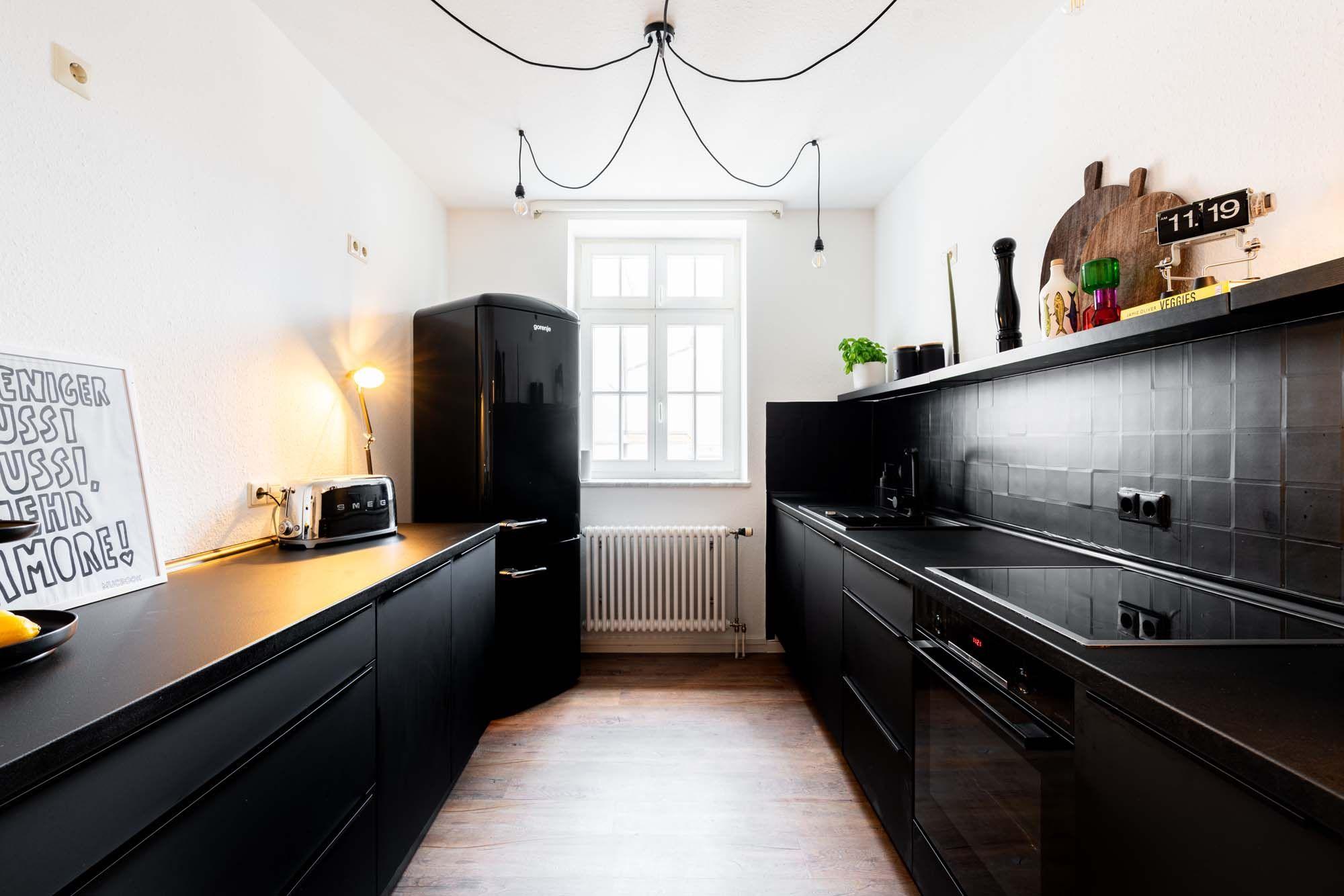 Urbane Küche in mattem Schwarz