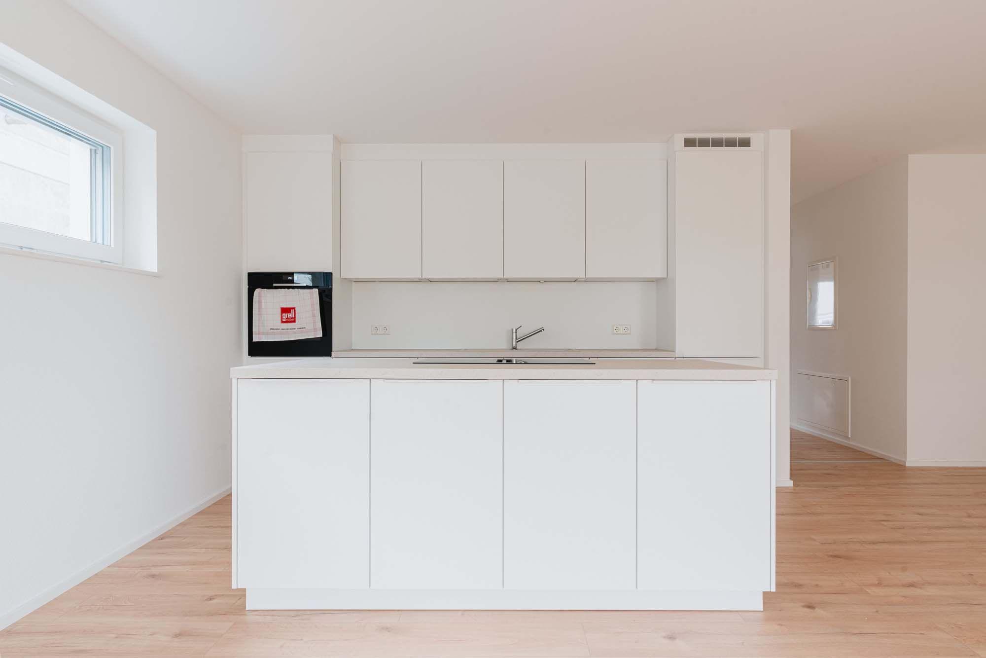 Weiße Küche mit Insel und heller Leichtigkeit