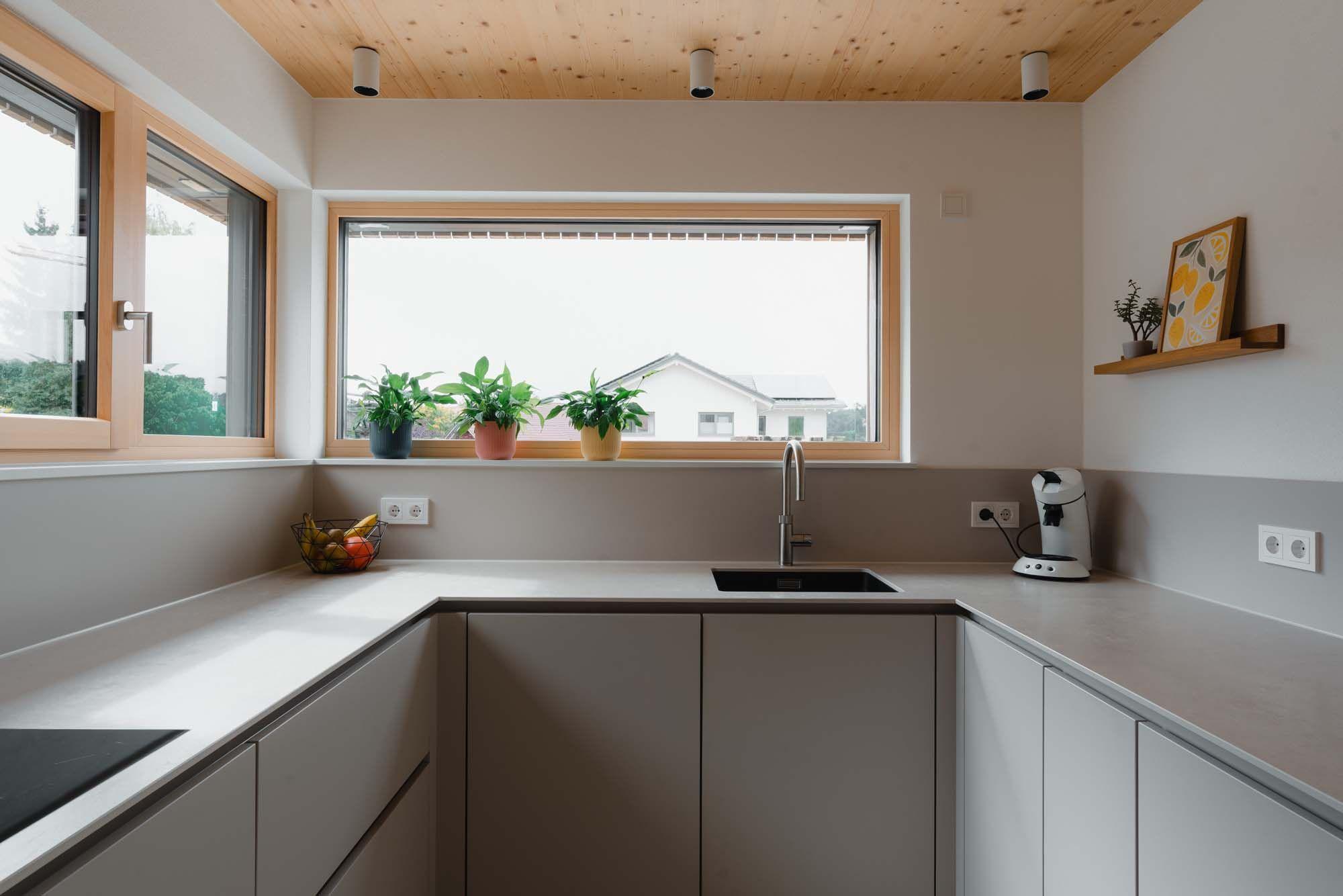 Moderne Küche in Grau mit warmem Holz