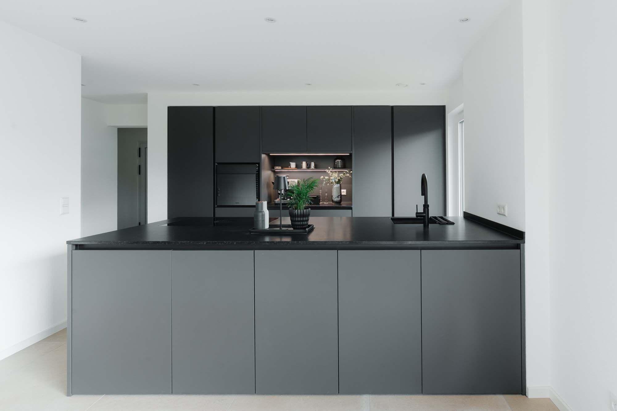 Elegante Küche in dunklem Grau mit großzügiger Insel