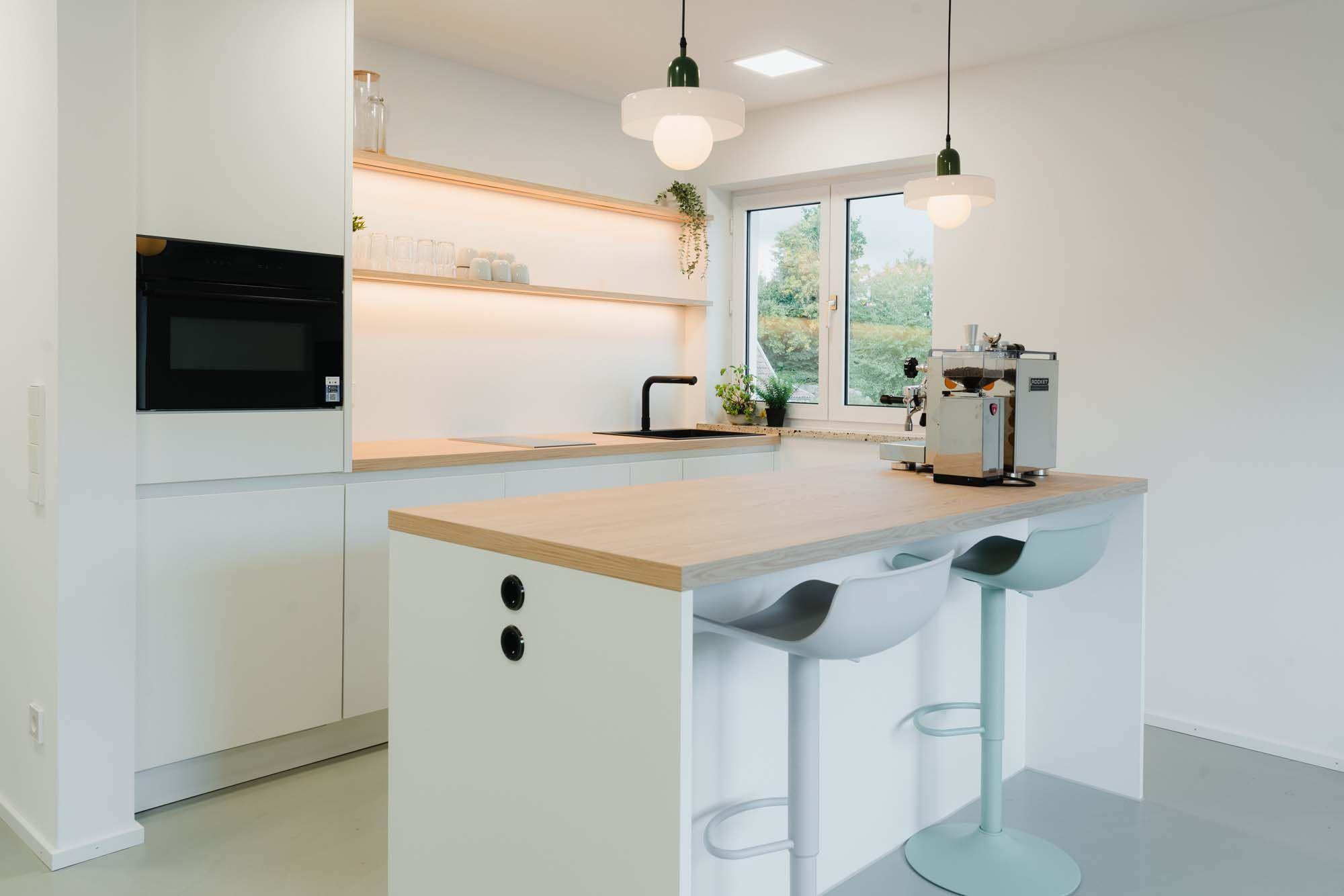 Helle Küche mit Frühstücksplatz und offener Atmosphäre