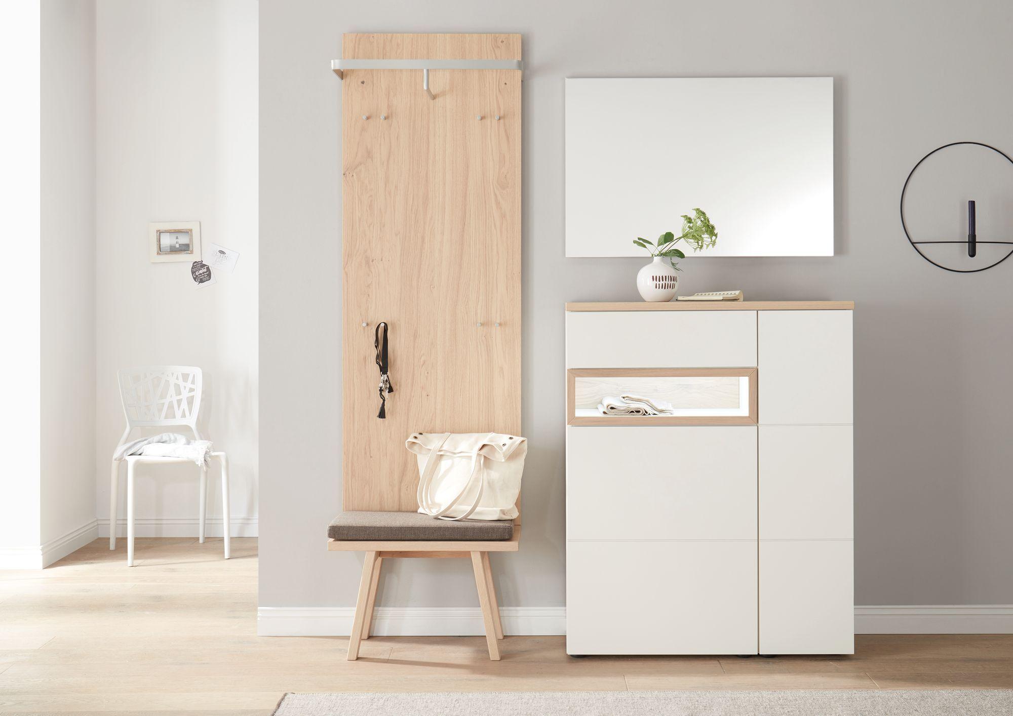 Moderne Garderobenkombination mit heller Sitzbank, weißem Schuhschrank, Spiegel und Kleiderhaken auf Holzpaneel