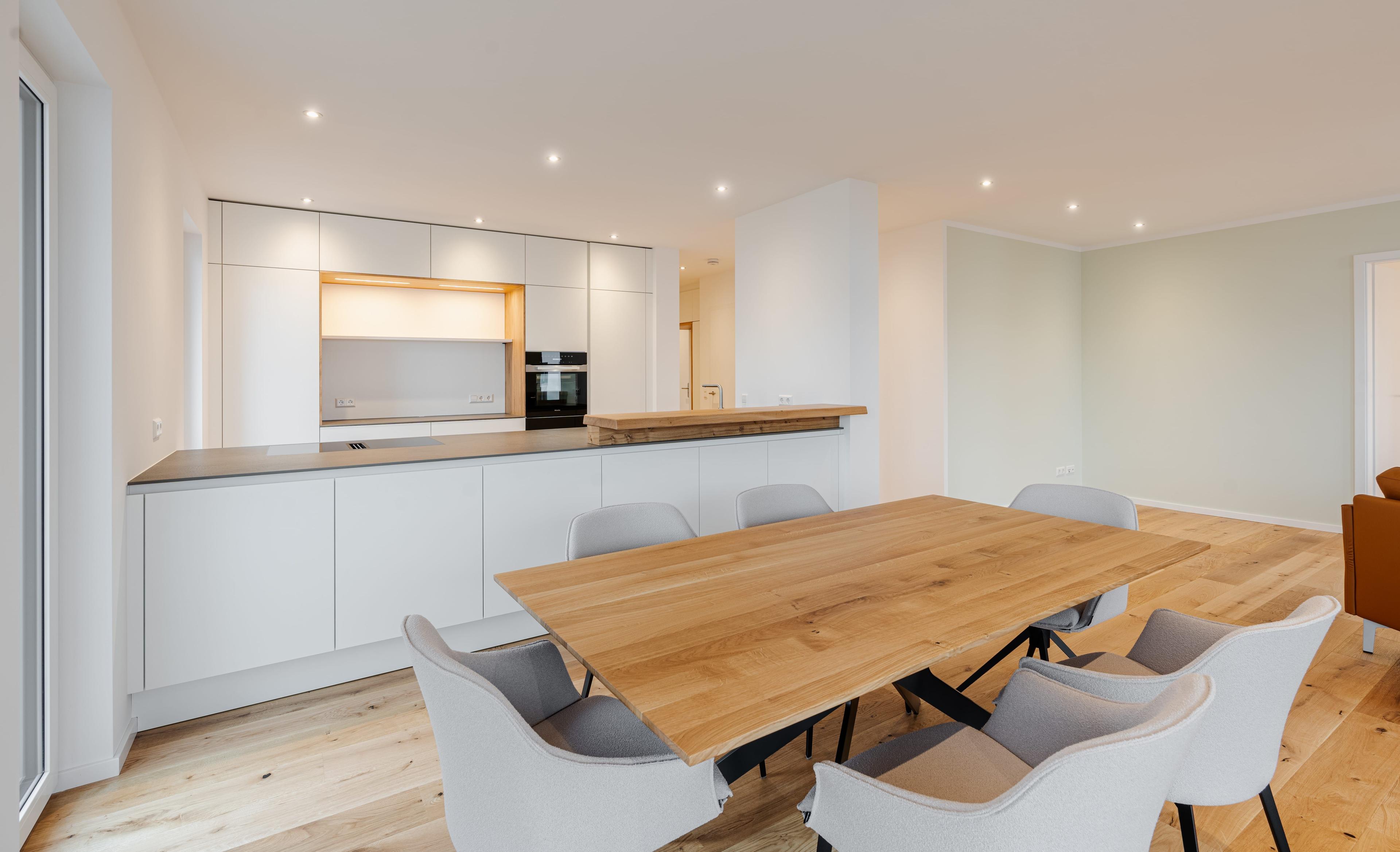 Moderne weiße Küche mit Holz-Arbeitsplatte und Kücheninsel - Küchenreferenz von Möbel Grell Moderne weiße Küche mit Holz-Arbeitsplatte und Kücheninsel - Küchenreferenz von Möbel Grell