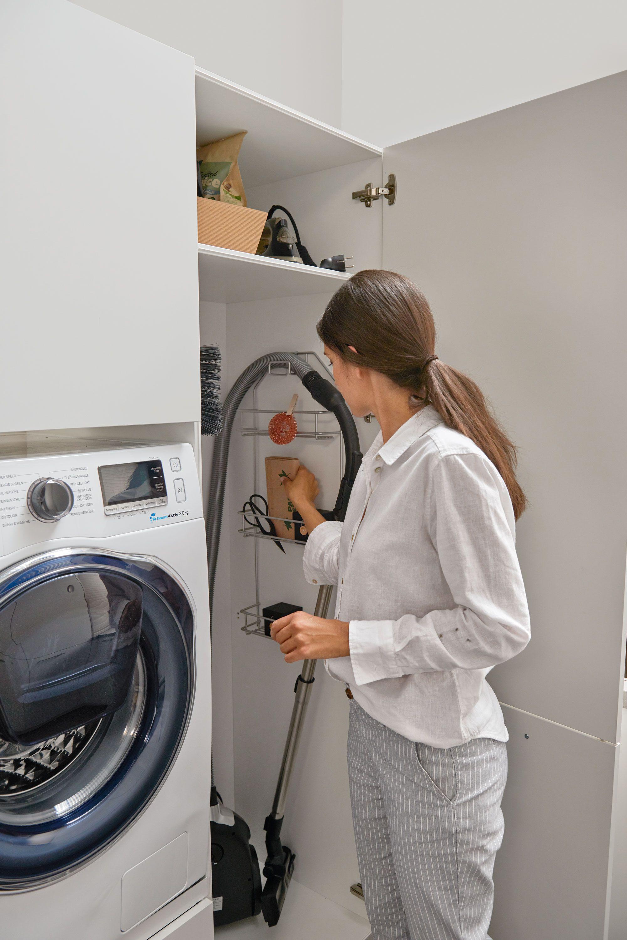 Detailaufnahme eines Hauswirtschaftsraum-Schranks mit integriertem Staubsauger und cleverer Innenaufteilung – praktische Stauraumlösungen.