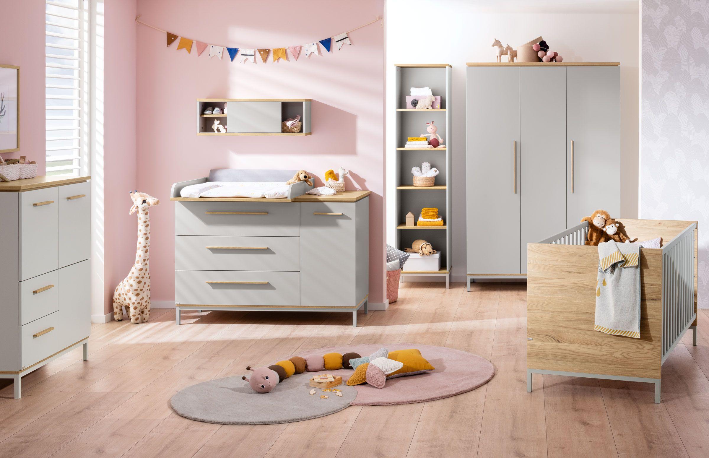 Modernes Babyzimmer in Grau mit Wickelkommode, Gitterbett und viel Stauraum – kombiniert mit pastelligen Farben und kindgerechten Accessoire