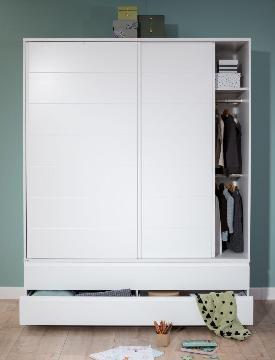 Moderner weißer Schiebetürenschrank mit offener Seite, Kleiderstange und großer Schublade – ideal für geordneten Stauraum im Kinder- oder Jugendzimmer.