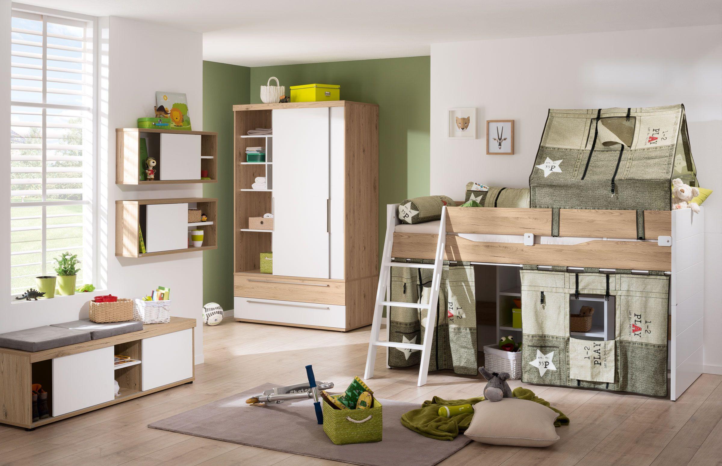 Kinderzimmer mit Hochbett und Zeltverkleidung in Grün, kombiniert mit Kleiderschrank, Sitzbank und viel Stauraum in Holz-Weiß-Optik – funktional und verspielt zugleich.