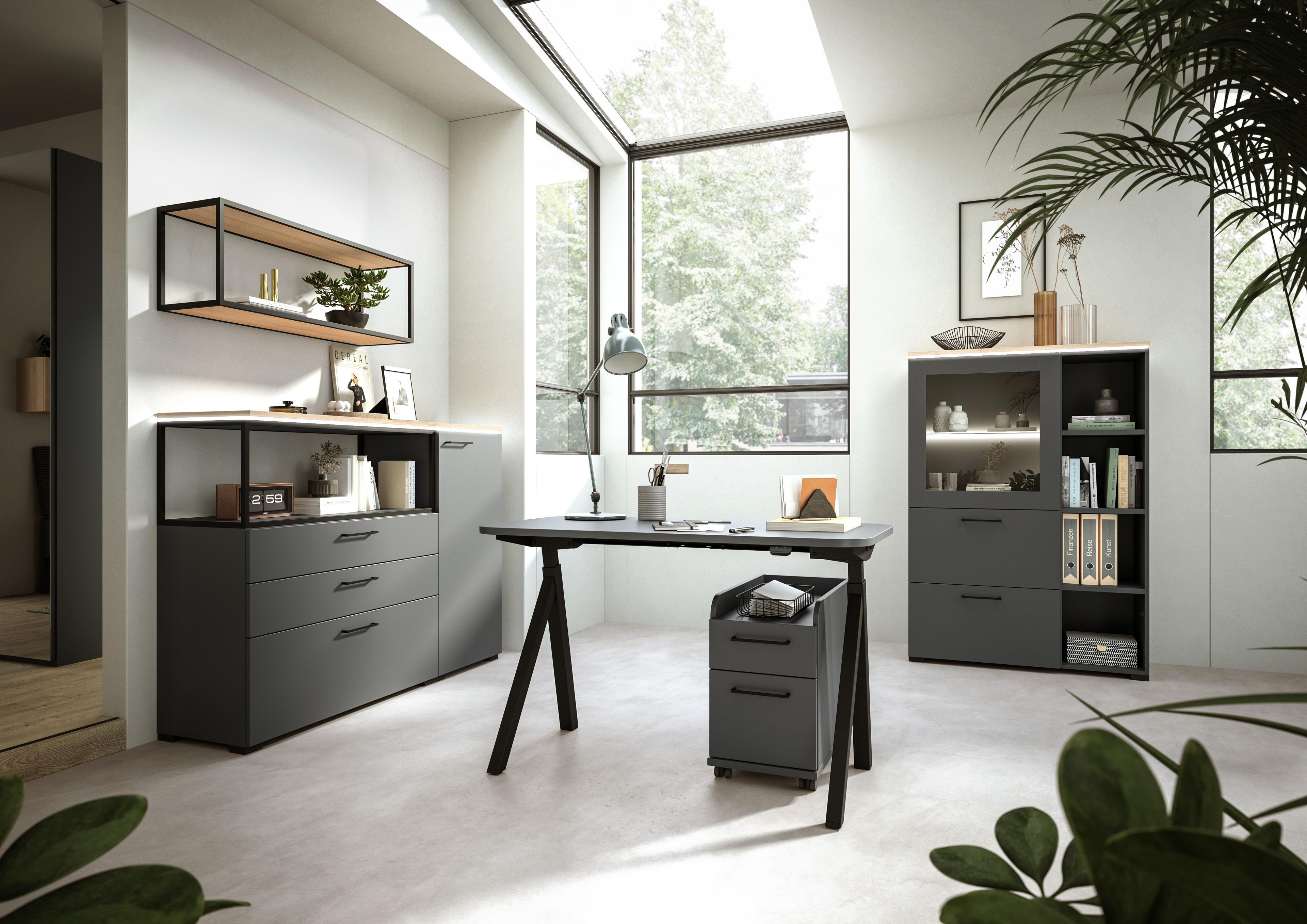 Modernes Homeoffice mit großem Fenster, Schreibtisch mit Rollcontainer, offenen und geschlossenen Stauraumlösungen in Anthrazit und Akzenten in Holz sowie dekorativer Wandgestaltung.