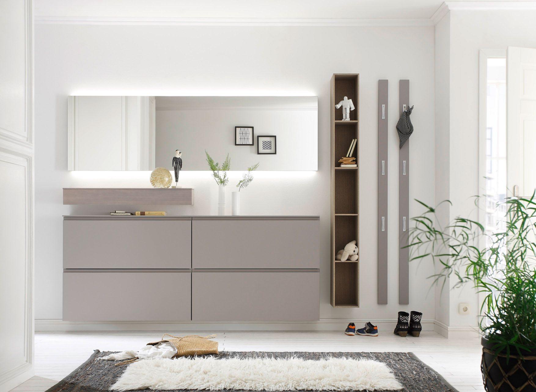 Moderne Dielenmöbel in Taupe mit Hängeschrank, beleuchtetem Spiegel, offener Garderobe und dekorativer Wandgestaltung in einem hellen Flur.