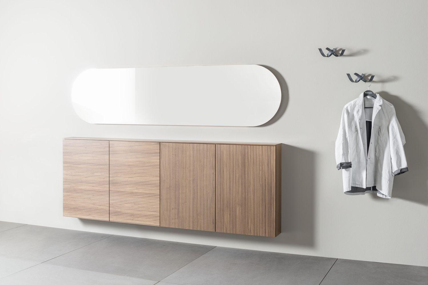 Moderne Dielenmöbel-Kombination mit wandhängendem Holzschrank, großem ovalem Spiegel und stilvollen Wandhaken