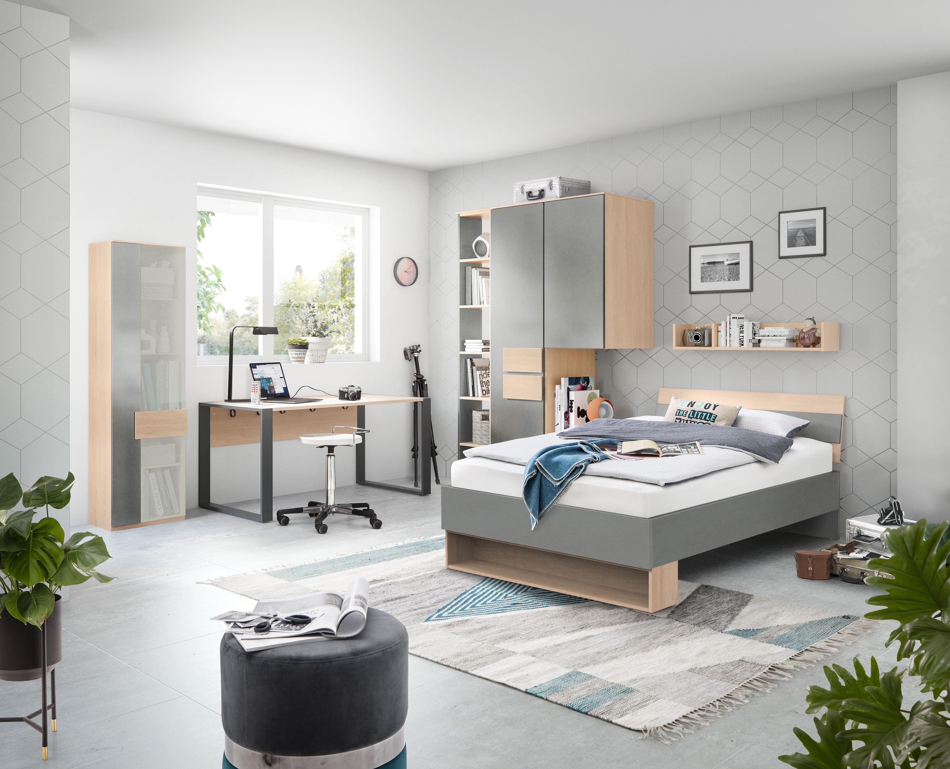 Modern eingerichtetes Jugendzimmer mit Schreibtisch, Bücherregal, grauem Bett und Hängeschrank in Holzoptik – kombiniert mit dezenten Farben und funktionalem Stauraum.