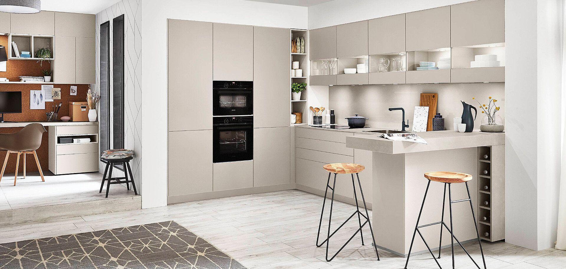 Moderne L-Küche in neutralen Tönen mit einer eleganten Arbeitsinsel und praktischem Stauraum