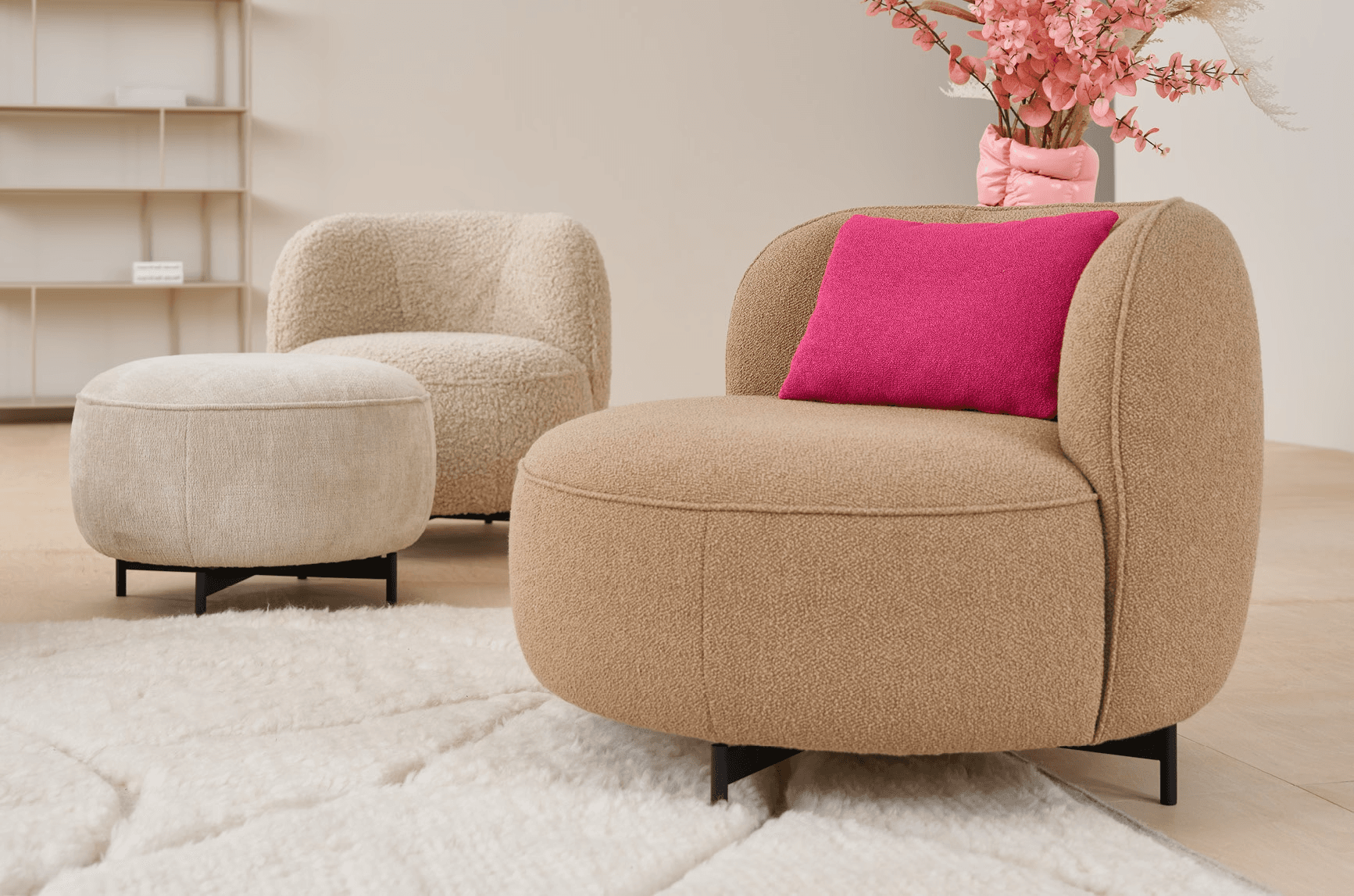 Moderner Relaxsessel mit verstellbarer Rückenlehne und gepolsterter Sitzfläche in hellgrauem Stoff – ideal für entspannte Stunden im Wohnzimmer.