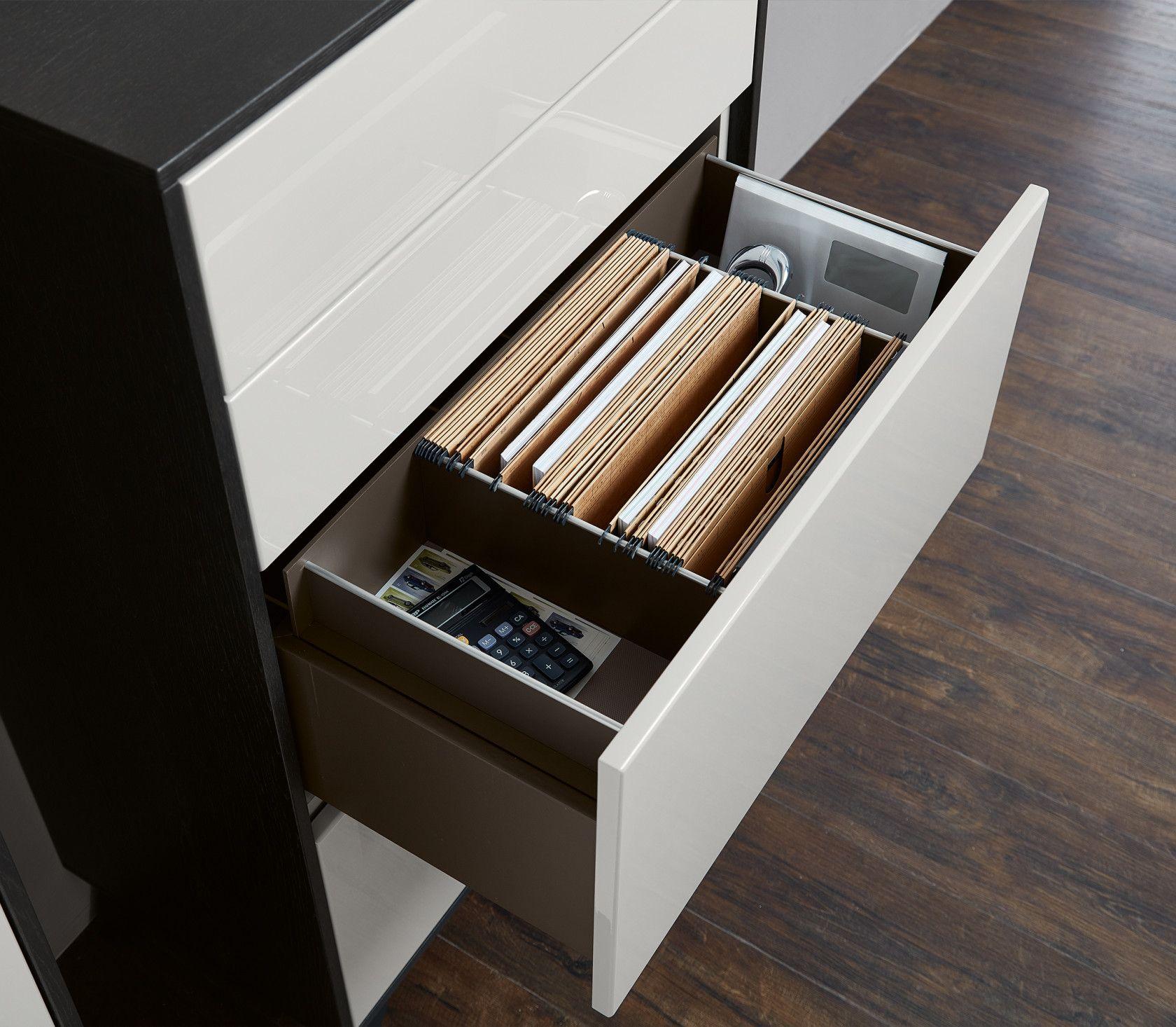 Geöffnete Büroschublade mit praktischer Inneneinteilung - Hängeregister für Dokumente im oberen Fach und Büromaterial im unteren Bereich.