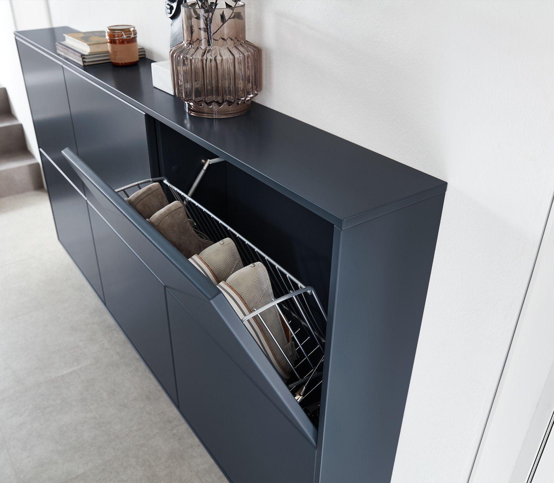 Detailansicht einer Garderobe in Atlantikblau mit Schuhrost aus Metall